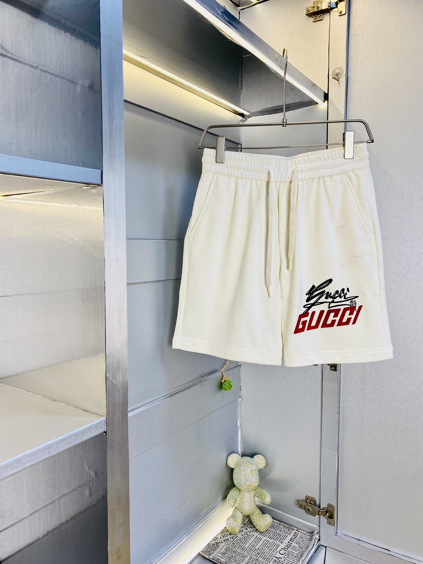 NO:159167,Gospel of Fatty Couple Style, 220 pounds to wear, Gucci, a big recommendation!  The latest version of the spring and summer essential counter series is shorts, beach pants, five-quarter pants, casual pants, high-end customized original hardware. The upper body has super positive effect and the leg lines are fully demonstrated. The imported quick-drying fabric is provided by all customers. The texture is tight and delicate. The upper body is very comfortable and stylish, and it is extremely practical and versatile, which is very worth buying!  Requested recommendations from old customers!  Code count: M-4XL, gucci, shorts, alexander wang19860909情侣款胖子福音 220斤可穿 古奇Gucci 重磅推荐！春夏必备专柜系列最新款短裤沙滩裤五分裤休闲裤高端订制原版五金 上身效果超正,腿部线条完全得到彰显,全客供进口速干面料 纹理 紧致细腻,上身非常舒适有型,而且极为实穿百搭,非常值得入手！老客户必收推荐！ 码数:M-4XL,,gucci,shorts,alexander wang,Men's clothing