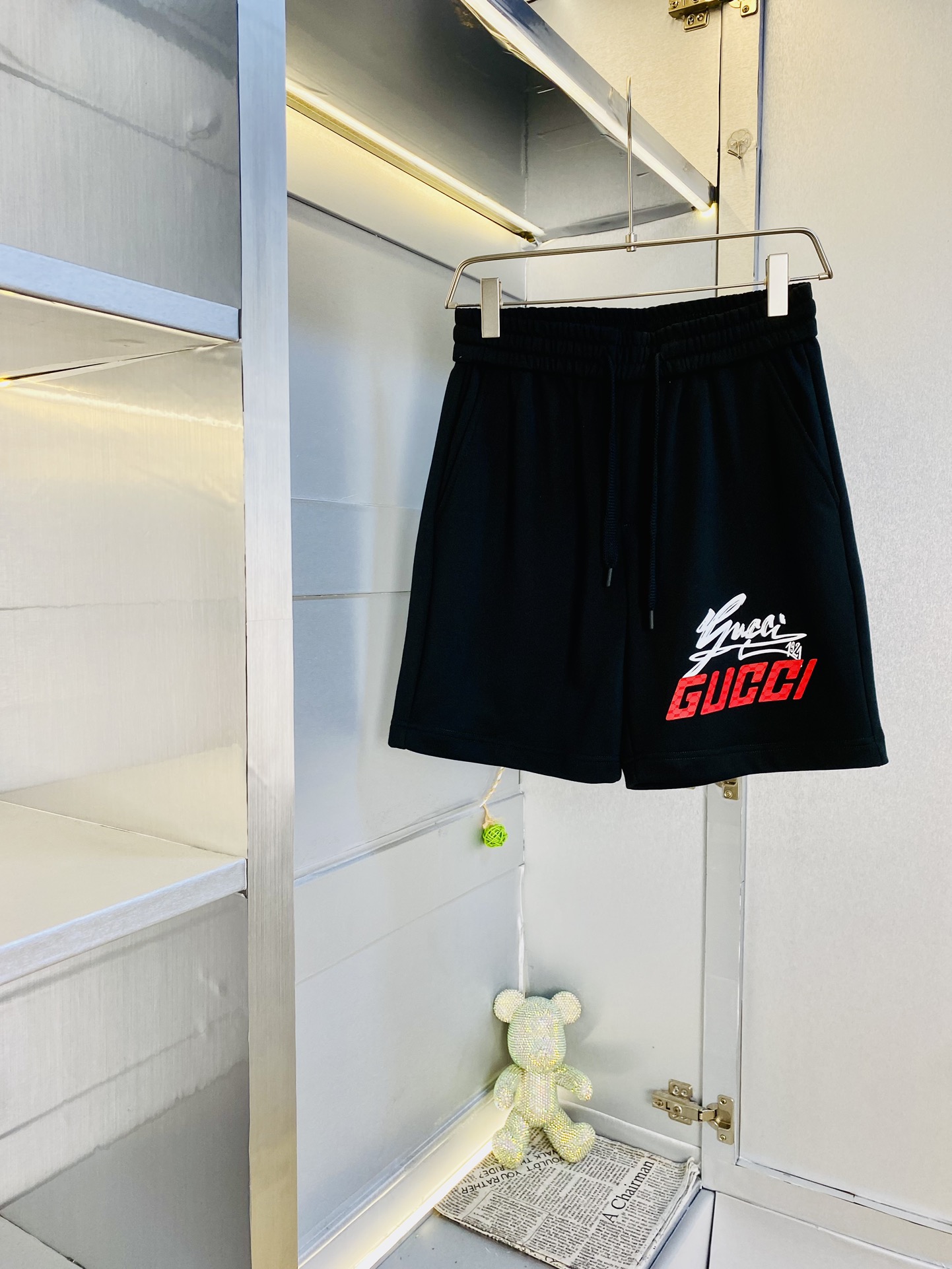 NO:154261,Gospel of Fatty Couple Style, 220 pounds to wear, Gucci, a big recommendation!  The latest version of the 2025 Spring and Summer must-have counter series of shorts, beach pants, five-quarter pants, casual pants, high-end customized original hardware. The upper body effect is super positive, the leg lines are fully demonstrated. The imported quick-drying fabric is provided by all customers. The texture is tight and delicate, the upper body is very comfortable and stylish, and it is extremely practical and versatile, which is very worth buying!  Requested recommendations from old customers!  Code count: M-4XL, gucci, shorts, alexander wang19860909情侣款胖子福音 220斤可穿 古奇Gucci 重磅推荐！2025春夏必备专柜系列最新款短裤沙滩裤五分裤休闲裤高端订制原版五金 上身效果超正,腿部线条完全得到彰显,全客供进口速干面料 纹理 紧致细腻,上身非常舒适有型,而且极为实穿百搭,非常值得入手！老客户必收推荐！ 码数:M-4XL,,gucci,shorts,alexander wang,Men's clothing