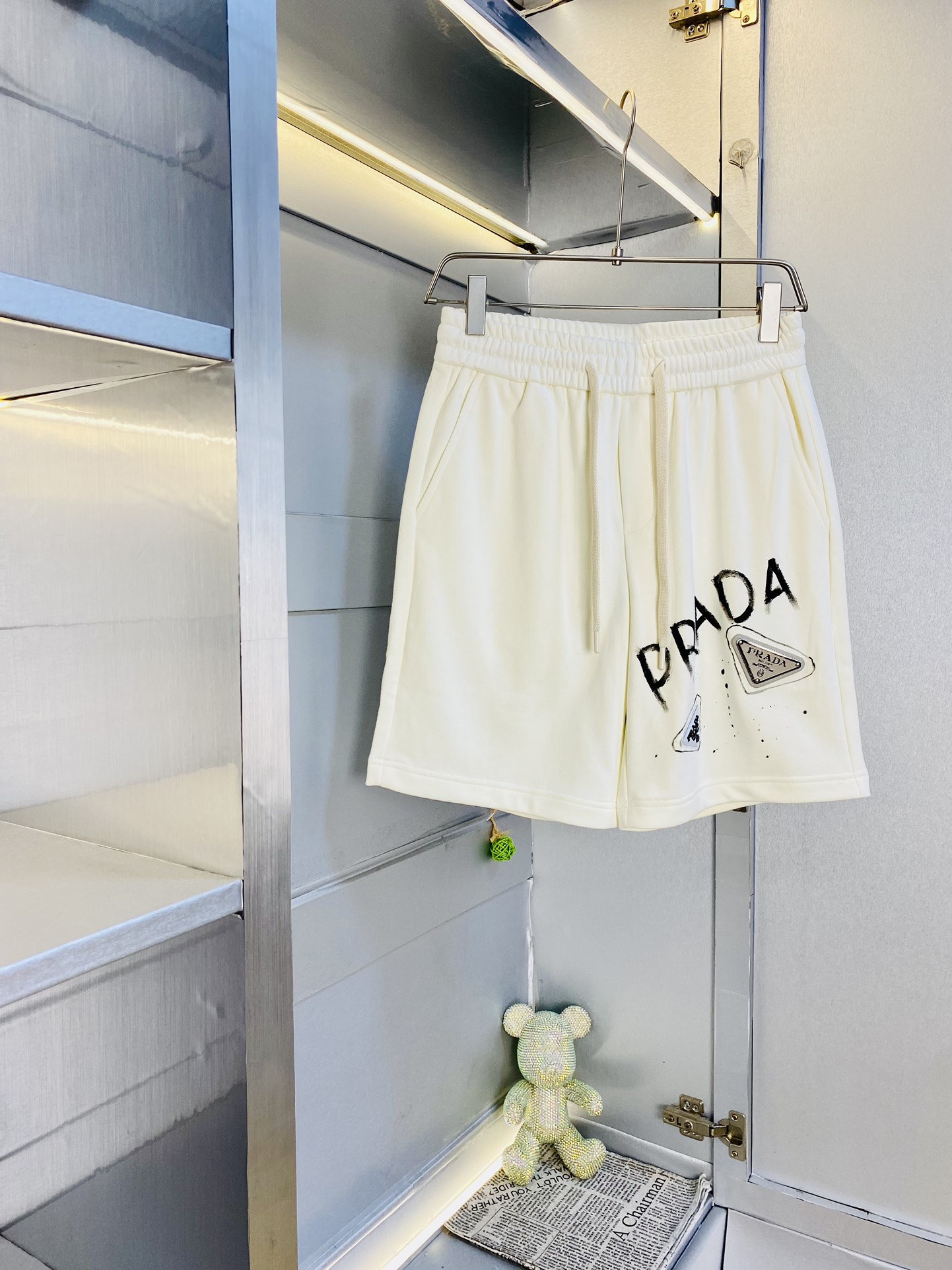 NO:159169,The Gospel of Fatty Couple Style 220 pounds to wear Prada Prada is a big recommendation!  The latest version of the spring and summer essential counter series is shorts, beach pants, five-quarter pants, casual pants, high-end customized original hardware. The upper body has super positive effect and the leg lines are fully demonstrated. The imported quick-drying fabric is provided by all customers. The texture is tight and delicate. The upper body is very comfortable and stylish, and it is extremely practical and versatile, which is very worth buying!  Requested recommendations from old customers!  Number of codes: M-4XL, prada, prada, shorts, alexander wang19860909情侣款胖子福音 220斤可穿 普拉达Prada 重磅推荐！春夏必备专柜系列最新款短裤沙滩裤五分裤休闲裤高端订制原版五金 上身效果超正,腿部线条完全得到彰显,全客供进口速干面料 纹理 紧致细腻,上身非常舒适有型,而且极为实穿百搭,非常值得入手！老客户必收推荐！ 码数:M-4XL,,prada,prada,shorts,alexander wang,Men's clothing