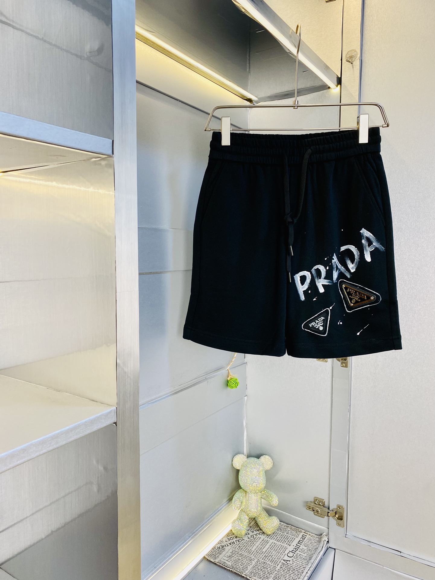 NO:154264,The Gospel of Fatty Couple Style 220 pounds to wear Prada Prada is a big recommendation!  The latest version of the 2025 Spring and Summer must-have counter series of shorts, beach pants, five-quarter pants, casual pants, high-end customized original hardware. The upper body effect is super positive, the leg lines are fully demonstrated. The imported quick-drying fabric is provided by all customers. The texture is tight and delicate, the upper body is very comfortable and stylish, and it is extremely practical and versatile, which is very worth buying!  Requested recommendations from old customers!  Number of codes: M-4XL, prada, prada, shorts, alexander wang19860909情侣款胖子福音 220斤可穿 普拉达Prada 重磅推荐！2025春夏必备专柜系列最新款短裤沙滩裤五分裤休闲裤高端订制原版五金 上身效果超正,腿部线条完全得到彰显,全客供进口速干面料 纹理 紧致细腻,上身非常舒适有型,而且极为实穿百搭,非常值得入手！老客户必收推荐！ 码数:M-4XL,,prada,prada,shorts,alexander wang,Men's clothing