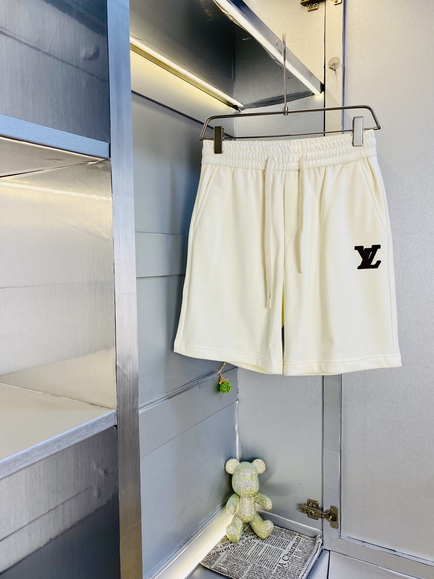 NO:159161,The gospel of the couple's fat man, 220 pounds to wear, Louis Vuitton Lv, a big recommendation!  The latest version of the spring and summer essential counter series is shorts, beach pants, five-quarter pants, casual pants, high-end customized original hardware. The upper body has super positive effect and the leg lines are fully demonstrated. The imported quick-drying fabric is provided by all customers. The texture is tight and delicate. The upper body is very comfortable and stylish, and it is extremely practical and versatile, which is very worth buying!  Requested recommendations from old customers!  Number of codes: M-4XL, louis vuitton,louis vuitton, shorts,alexander wang19860909情侣款胖子福音 220斤可穿 路易威登Lv 重磅推荐！春夏必备专柜系列最新款短裤沙滩裤五分裤休闲裤高端订制原版五金 上身效果超正,腿部线条完全得到彰显,全客供进口速干面料 纹理 紧致细腻,上身非常舒适有型,而且极为实穿百搭,非常值得入手！老客户必收推荐！ 码数:M-4XL,,louis vuitton,louis vuitton,shorts,alexander wang,Men's clothing