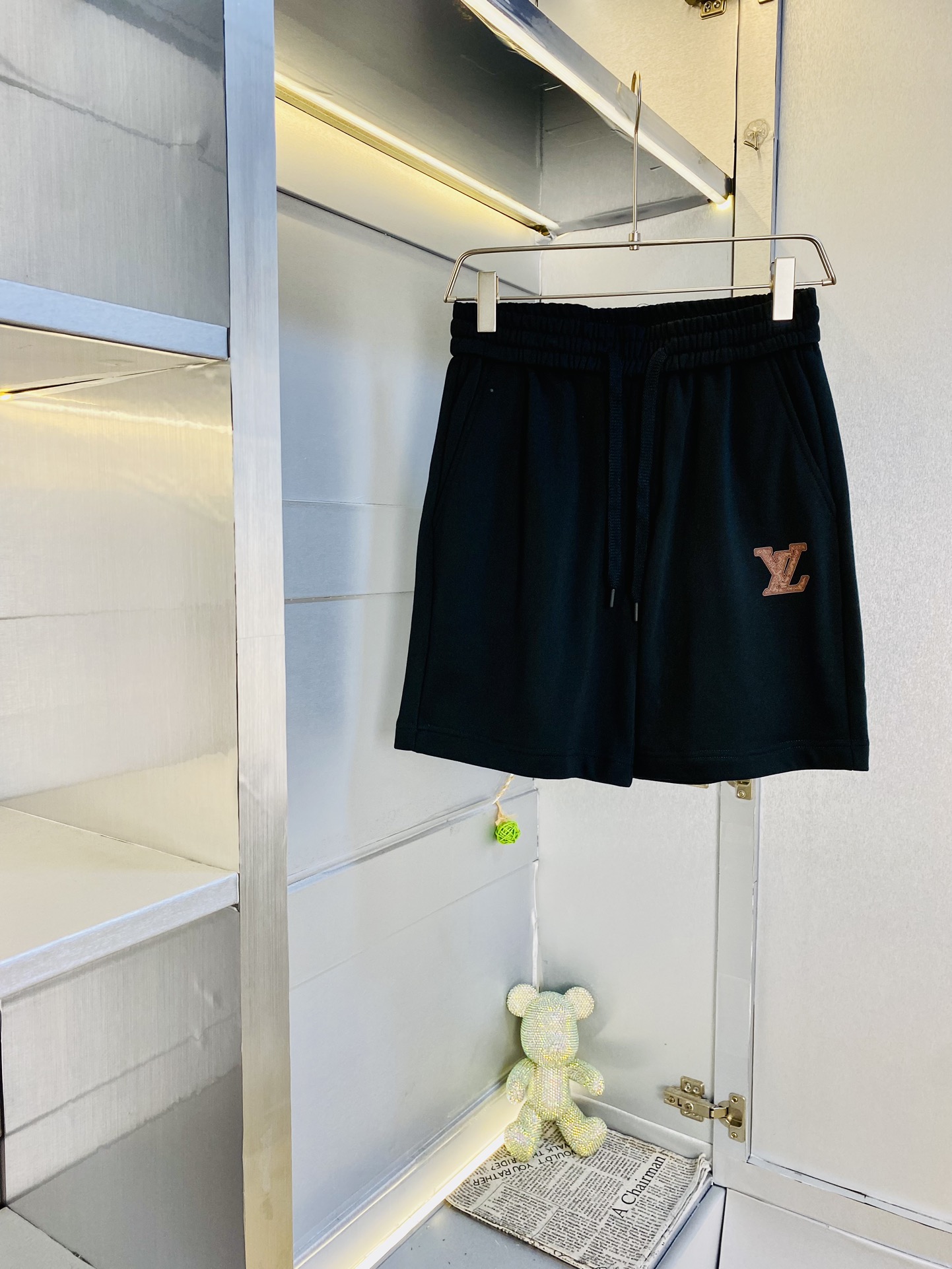 NO:154251,The gospel of the couple's fat man, 220 pounds to wear, Louis Vuitton Lv, a big recommendation!  The latest version of the 2025 Spring and Summer must-have counter series of shorts, beach pants, five-quarter pants, casual pants, high-end customized original hardware. The upper body effect is super positive, the leg lines are fully demonstrated. The imported quick-drying fabric is provided by all customers. The texture is tight and delicate, the upper body is very comfortable and stylish, and it is extremely practical and versatile, which is very worth buying!  Requested recommendations from old customers!  Number of codes: M-4XL, louis vuitton,louis vuitton, shorts,alexander wang19860909情侣款胖子福音 220斤可穿 路易威登Lv 重磅推荐！2025春夏必备专柜系列最新款短裤沙滩裤五分裤休闲裤高端订制原版五金 上身效果超正,腿部线条完全得到彰显,全客供进口速干面料 纹理 紧致细腻,上身非常舒适有型,而且极为实穿百搭,非常值得入手！老客户必收推荐！ 码数:M-4XL,,louis vuitton,louis vuitton,shorts,alexander wang,Men's clothing