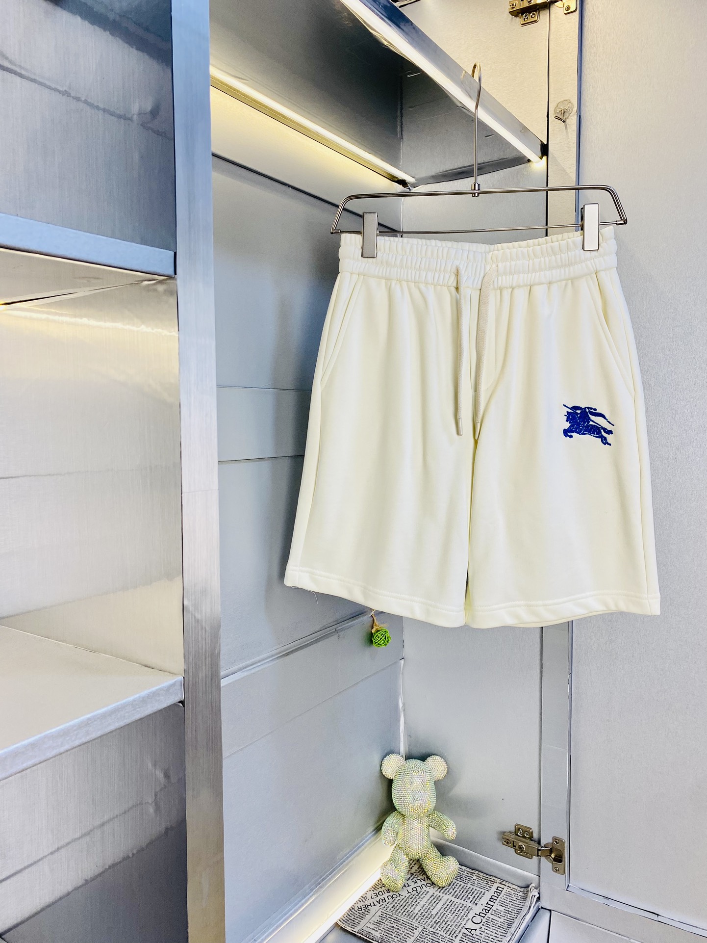 NO:159164,The gospel of Fatty Couple Style, 220 pounds to wear, Burberry Burberry, a big recommendation!  The latest version of the spring and summer essential counter series is shorts, beach pants, five-quarter pants, casual pants, high-end customized original hardware. The upper body has super positive effect and the leg lines are fully demonstrated. The imported quick-drying fabric is provided by all customers. The texture is tight and delicate. The upper body is very comfortable and stylish, and it is extremely practical and versatile, which is very worth buying!  Requested recommendations from old customers!  Code count: M-4XL, burberry, burberry, shorts, alexander wang19860909情侣款胖子福音 220斤可穿 巴宝莉Burberry 重磅推荐！春夏必备专柜系列最新款短裤沙滩裤五分裤休闲裤高端订制原版五金 上身效果超正,腿部线条完全得到彰显,全客供进口速干面料 纹理 紧致细腻,上身非常舒适有型,而且极为实穿百搭,非常值得入手！老客户必收推荐！ 码数:M-4XL,,burberry,burberry,shorts,alexander wang,Men's clothing