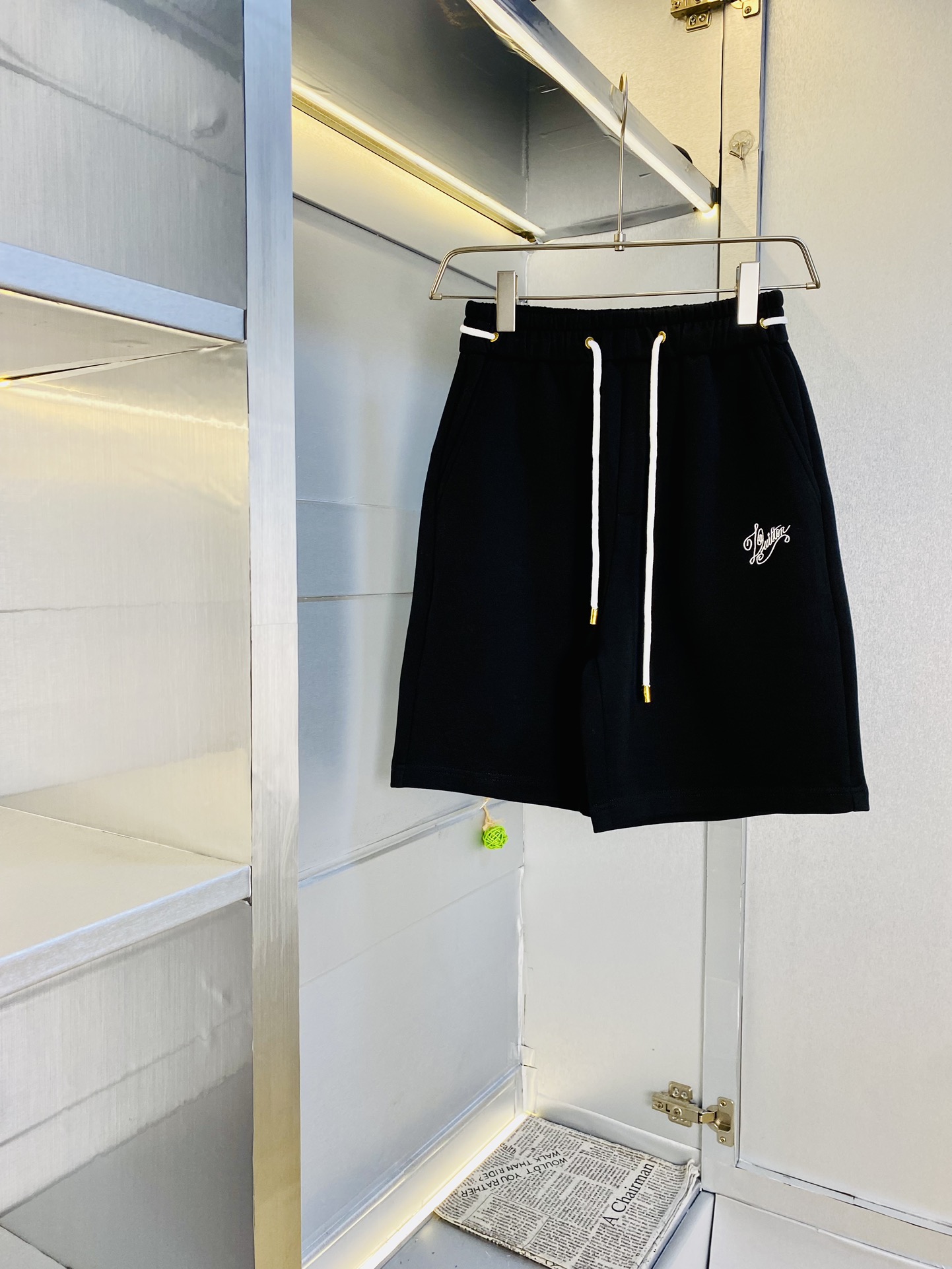 NO:474784,Couple style can wear 200 catties Louis Vuitton Lv is a big recommendation!  The latest version of the 2025 summer essential counter series shorts, beach pants, five-quarter pants, casual pants, high-end customized original hardware. The upper body effect is super positive, the leg lines are fully demonstrated. The imported quick-drying fabric is provided by all customers. The texture is tight and delicate, the upper body is very comfortable and stylish, and it is extremely practical and versatile, which is very worth buying!  Requested recommendations from old customers!  Number of codes: M-3XL, louis vuitton,louis vuitton, shorts,alexander wang19860909情侣款可穿200斤 路易威登Lv 重磅推荐！2025夏季必备专柜系列最新款短裤沙滩裤五分裤休闲裤高端订制原版五金 上身效果超正,腿部线条完全得到彰显,全客供进口速干面料 纹理 紧致细腻,上身非常舒适有型,而且极为实穿百搭,非常值得入手！老客户必收推荐！ 码数:M-3XL,,louis vuitton,louis vuitton,shorts,alexander wang,Men's clothing