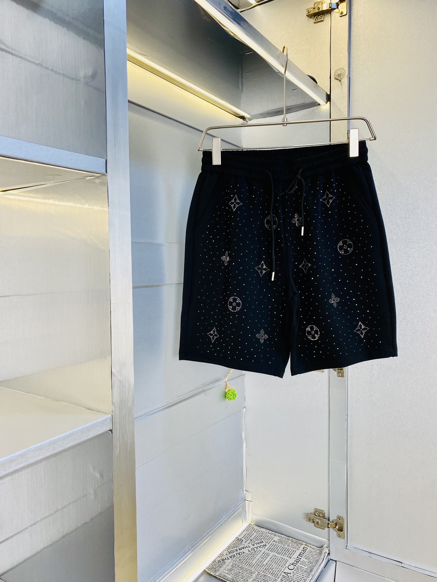 NO:474790,Couple model can be worn 200 catties Louis Vuitton Lv Star-Hot Diamond Model Highly Recommended!  The latest version of the 2025 summer essential counter series shorts, beach pants, five-quarter pants, casual pants, high-end customized original hardware. The upper body effect is super positive, the leg lines are fully demonstrated. The imported quick-drying fabric is provided by all customers. The texture is tight and delicate, the upper body is very comfortable and stylish, and it is extremely practical and versatile, which is very worth buying!  Requested recommendations from old customers!  Number of codes: M-3XL, louis vuitton,louis vuitton, shorts,alexander wang19860909情侣款可穿200斤 路易威登Lv 满天星烫钻款 重磅推荐！2025夏季必备专柜系列最新款短裤沙滩裤五分裤休闲裤高端订制原版五金 上身效果超正,腿部线条完全得到彰显,全客供进口速干面料 纹理 紧致细腻,上身非常舒适有型,而且极为实穿百搭,非常值得入手！老客户必收推荐！ 码数:M-3XL,,louis vuitton,louis vuitton,shorts,alexander wang,Men's clothing