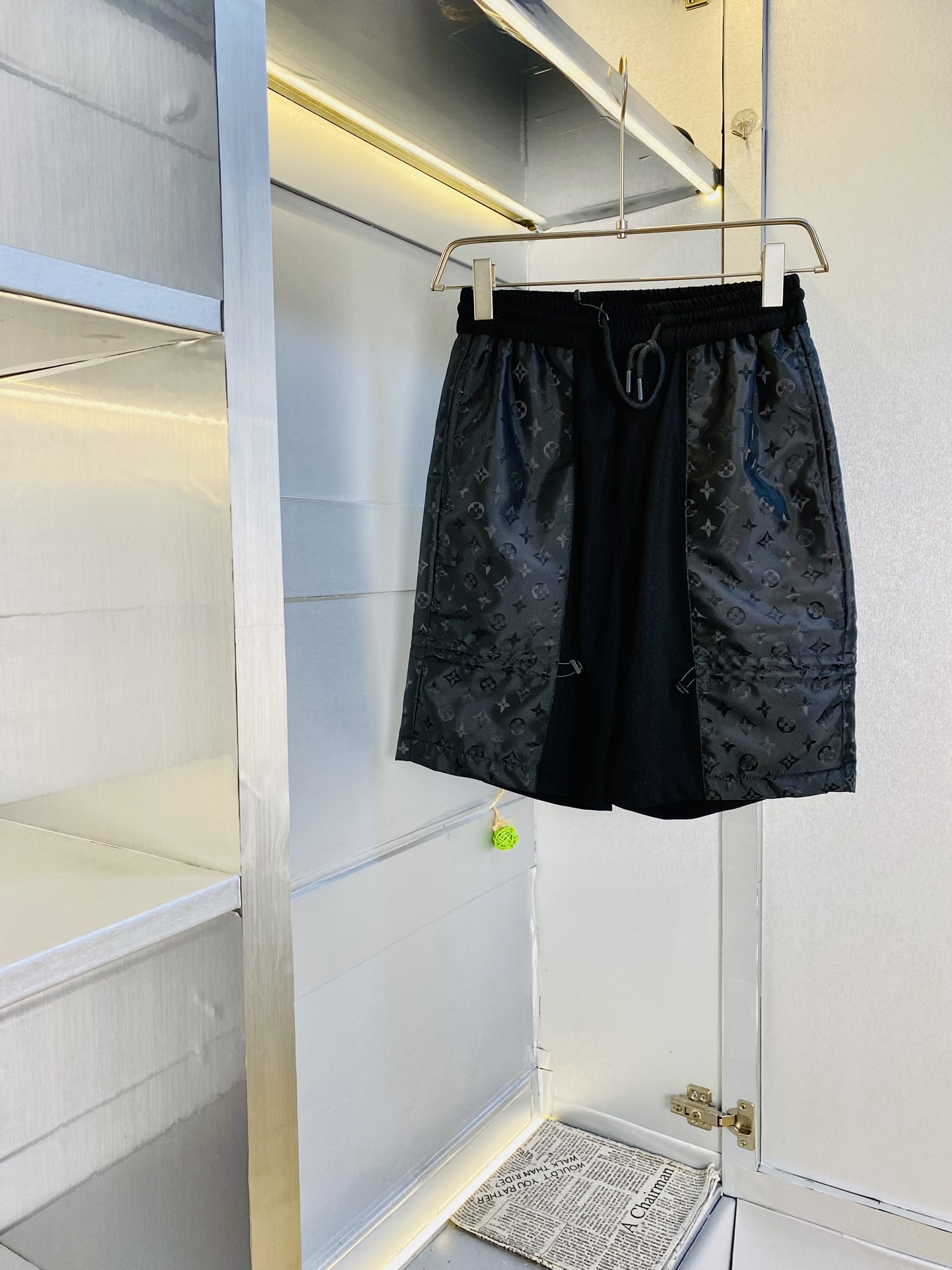 NO:454011,Couple style can wear 200 catties Louis Vuitton Lv is a big recommendation!  The latest summer must-have counter series shorts, beach pants, five-quarter pants, casual pants, high-end customized original hardware. The upper body effect is super positive, the leg lines are fully demonstrated. The imported quick-drying fabric is provided by all customers. The texture is tight and delicate. The upper body is very comfortable and stylish, and it is extremely practical and versatile, which is very worth buying!  Requested recommendations from old customers!  Number of codes: M-3XL, louis vuitton,louis vuitton, shorts,alexander wang19860909情侣款可穿200斤 路易威登Lv 重磅推荐！夏季必备专柜系列最新款短裤沙滩裤五分裤休闲裤高端订制原版五金 上身效果超正,腿部线条完全得到彰显,全客供进口速干面料 纹理 紧致细腻,上身非常舒适有型,而且极为实穿百搭,非常值得入手！老客户必收推荐！ 码数:M-3XL,,louis vuitton,louis vuitton,shorts,alexander wang,Men's clothing