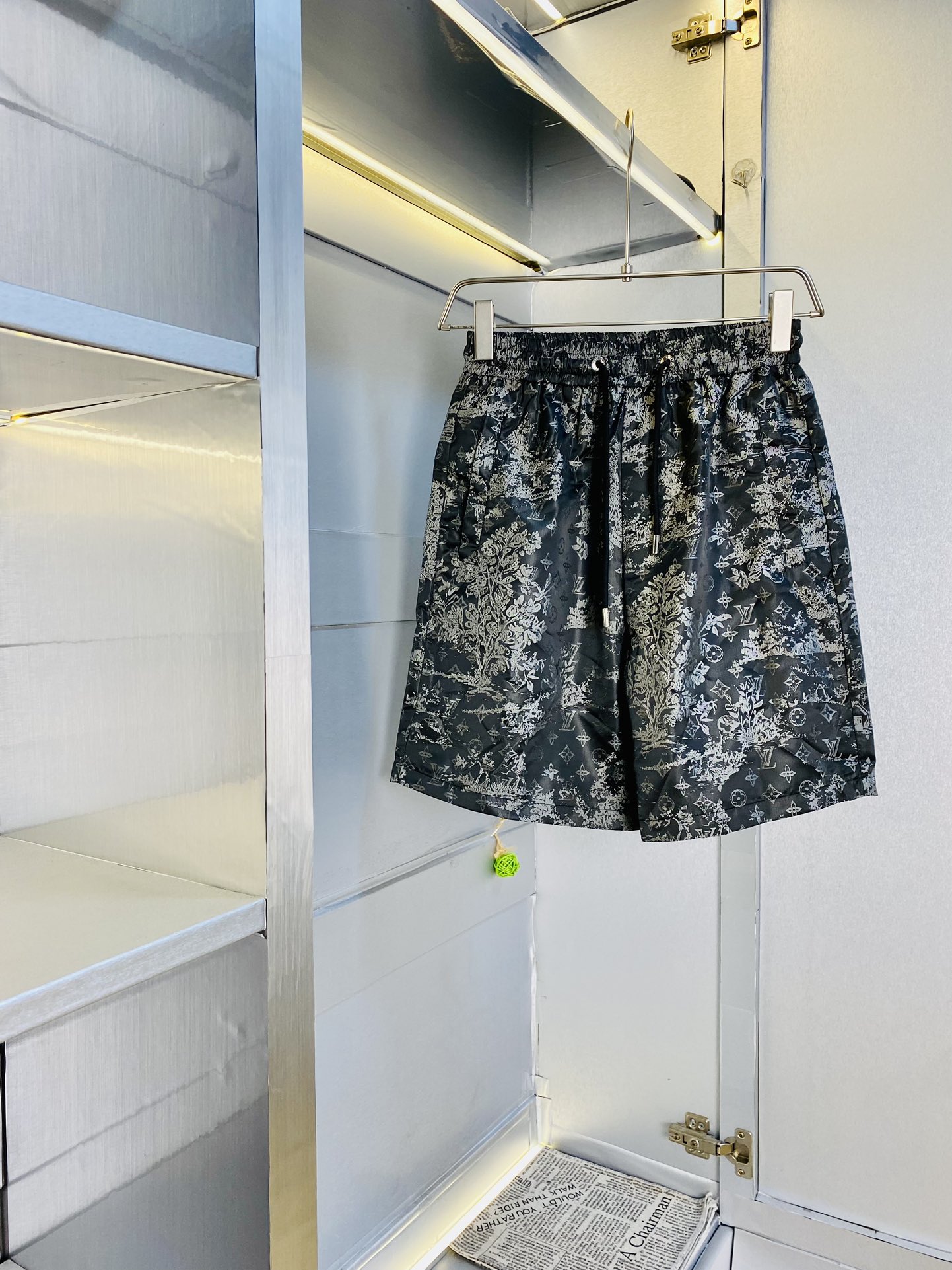 NO:512403,Couple style can wear 200 catties Louis Vuitton Lv is a big recommendation!  The latest version of the 2025 summer essential counter series shorts, beach pants, five-quarter pants, quick-drying pants, casual pants, high-end customized original hardware. The upper body effect is super positive, the leg lines are fully demonstrated. The imported quick-drying fabric is provided by all customers. The texture is tight and delicate, the upper body is very comfortable and stylish, and it is extremely practical and versatile, which is very worth buying!  Requested recommendations from old customers!  Number of codes: M-3XL, louis vuitton,louis vuitton, shorts,alexander wang19860909情侣款可穿200斤 路易威登Lv 重磅推荐！2025夏季必备专柜系列最新款短裤沙滩裤五分裤速干裤休闲裤高端订制原版五金 上身效果超正,腿部线条完全得到彰显,全客供进口速干面料 纹理 紧致细腻,上身非常舒适有型,而且极为实穿百搭,非常值得入手！老客户必收推荐！ 码数:M-3XL,,louis vuitton,louis vuitton,shorts,alexander wang,Men's clothing