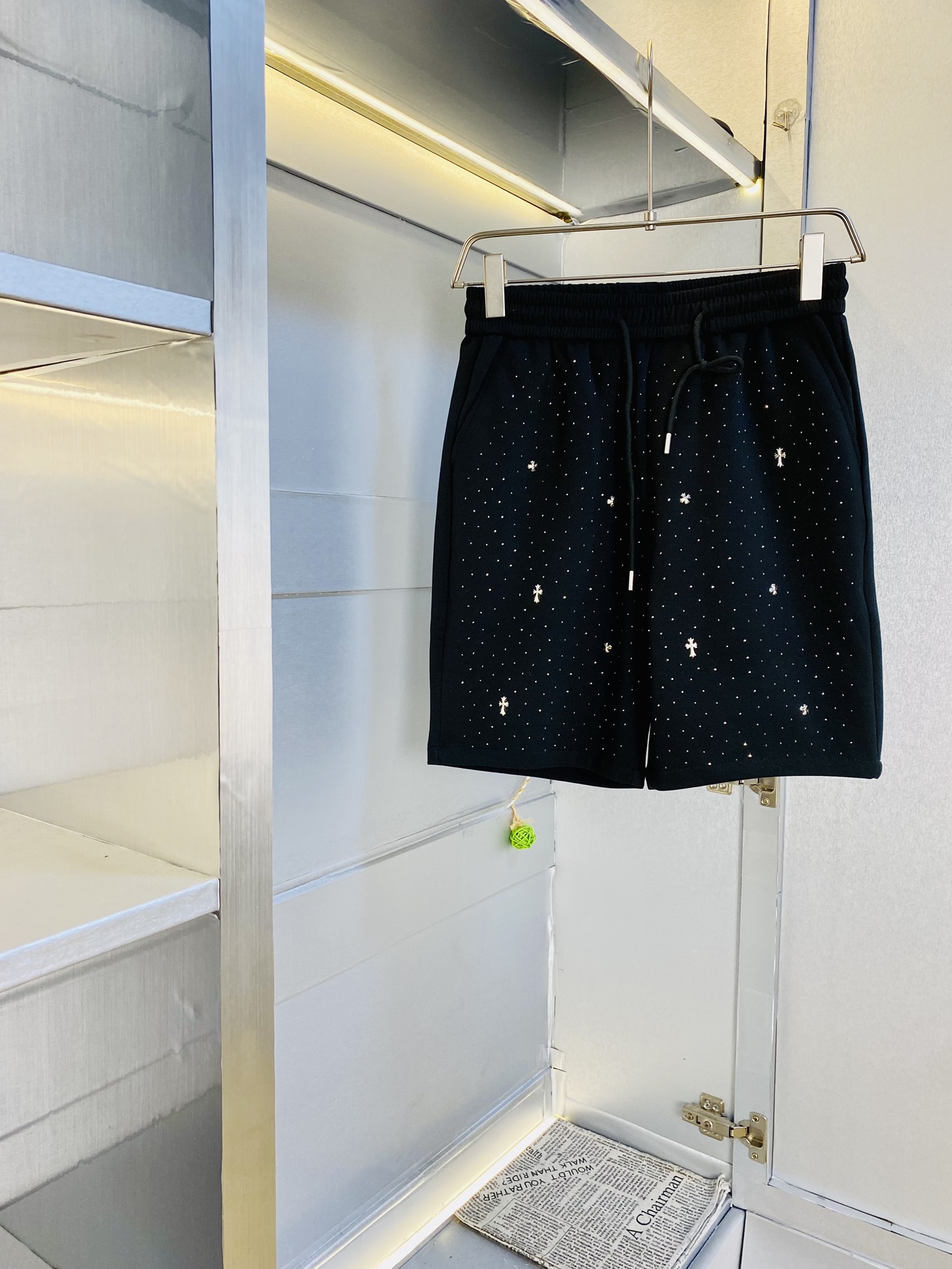 NO:510577,Couple styles can be worn 200 catties. ChromeHearts is a big recommendation!  The latest version of the 2025 summer essential counter series shorts, beach pants, five-quarter pants, casual pants, high-end customized original hardware. The upper body effect is super positive, the leg lines are fully demonstrated. The imported quick-drying fabric is provided by all customers. The texture is tight and delicate, the upper body is very comfortable and stylish, and it is extremely practical and versatile, which is very worth buying!  Requested recommendations from old customers!  Number of codes: M-3XL, chrome hearts, chrome hearts, shorts, alexander wang19860909情侣款可穿200斤 克罗心ChromeHearts 重磅推荐！2025夏季必备专柜系列最新款短裤沙滩裤五分裤休闲裤高端订制原版五金 上身效果超正,腿部线条完全得到彰显,全客供进口速干面料 纹理 紧致细腻,上身非常舒适有型,而且极为实穿百搭,非常值得入手！老客户必收推荐！ 码数:M-3XL,,chrome hearts,chrome hearts,shorts,alexander wang,Men's clothing