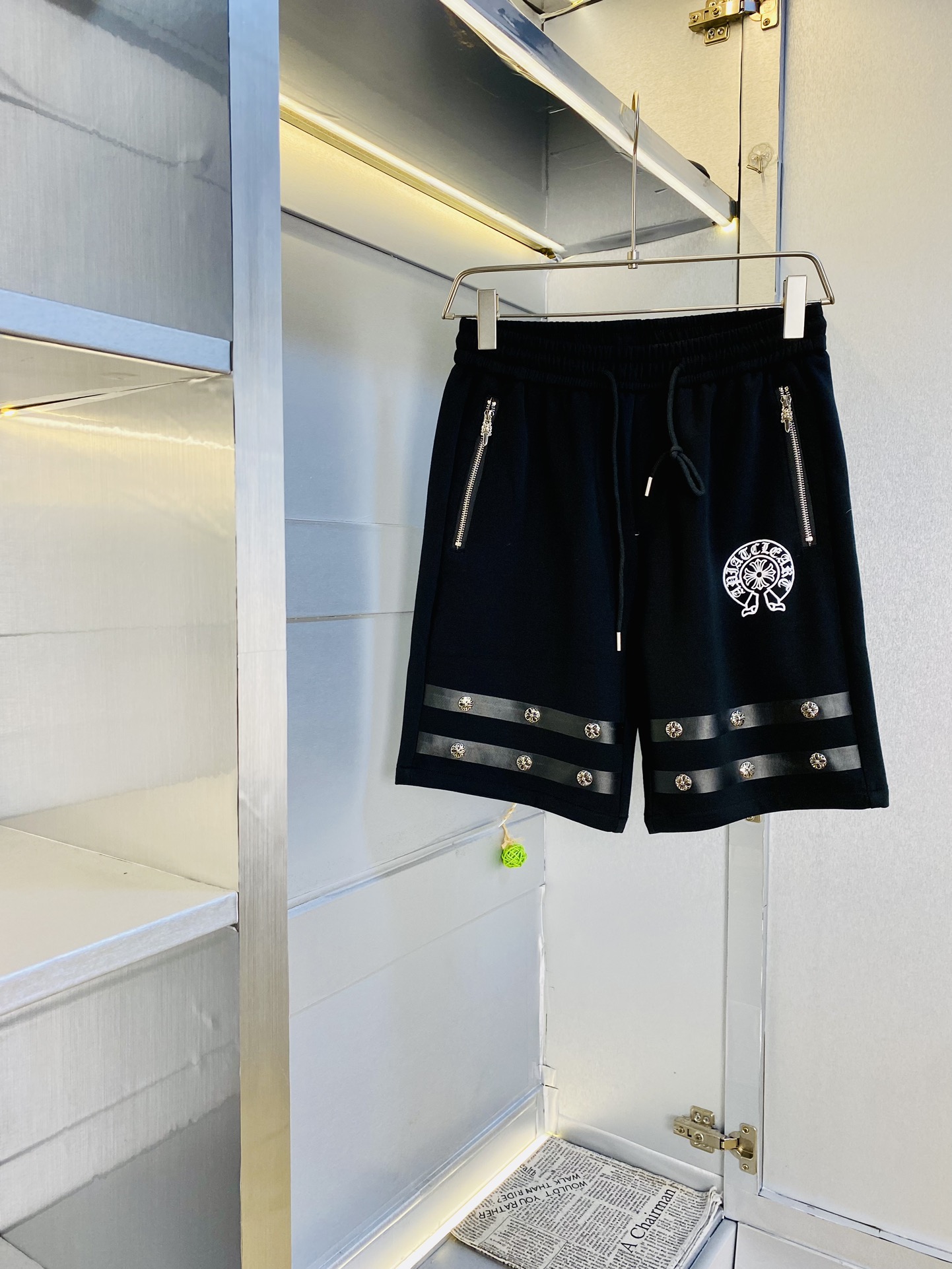 NO:510590,Couple styles can be worn 200 catties. ChromeHearts is a big recommendation!  The latest version of the 2025 summer essential counter series shorts, beach pants, five-quarter pants, casual pants, high-end customized original hardware. The upper body effect is super positive, the leg lines are fully demonstrated. The imported quick-drying fabric is provided by all customers. The texture is tight and delicate, the upper body is very comfortable and stylish, and it is extremely practical and versatile, which is very worth buying!  Requested recommendations from old customers!  Number of codes: M-3XL, chrome hearts, chrome hearts, shorts, alexander wang19860909情侣款可穿200斤 克罗心ChromeHearts 重磅推荐！2025夏季必备专柜系列最新款短裤沙滩裤五分裤休闲裤高端订制原版五金 上身效果超正,腿部线条完全得到彰显,全客供进口速干面料 纹理 紧致细腻,上身非常舒适有型,而且极为实穿百搭,非常值得入手！老客户必收推荐！ 码数:M-3XL,,chrome hearts,chrome hearts,shorts,alexander wang,Men's clothing