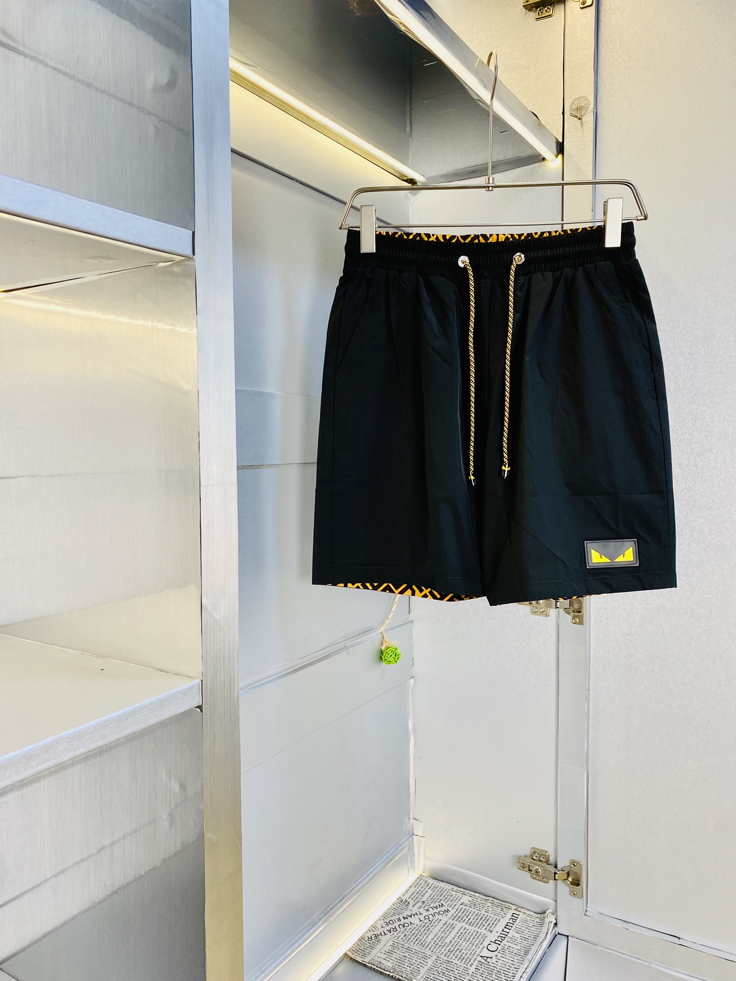 NO:509239,Wear on both sides!  Couple styles can be worn 200 catties Fendi is a big recommendation!  The latest version of the 2025 summer essential counter series shorts, beach pants, five-quarter pants, casual pants, high-end customized original hardware. The upper body effect is super positive, the leg lines are fully demonstrated. The imported quick-drying fabric is provided by all customers. The texture is tight and delicate, the upper body is very comfortable and stylish, and it is extremely practical and versatile, which is very worth buying!  Requested recommendations from old customers!  Number of codes: M-3XL, fendi, fendi, shorts, alexander wang19860909双面穿！ 情侣款可穿200斤 芬迪Fendi 重磅推荐！2025夏季必备专柜系列最新款短裤沙滩裤五分裤休闲裤高端订制原版五金 上身效果超正,腿部线条完全得到彰显,全客供进口速干面料 纹理 紧致细腻,上身非常舒适有型,而且极为实穿百搭,非常值得入手！老客户必收推荐！ 码数:M-3XL,,fendi,fendi,shorts,alexander wang,Men's clothing