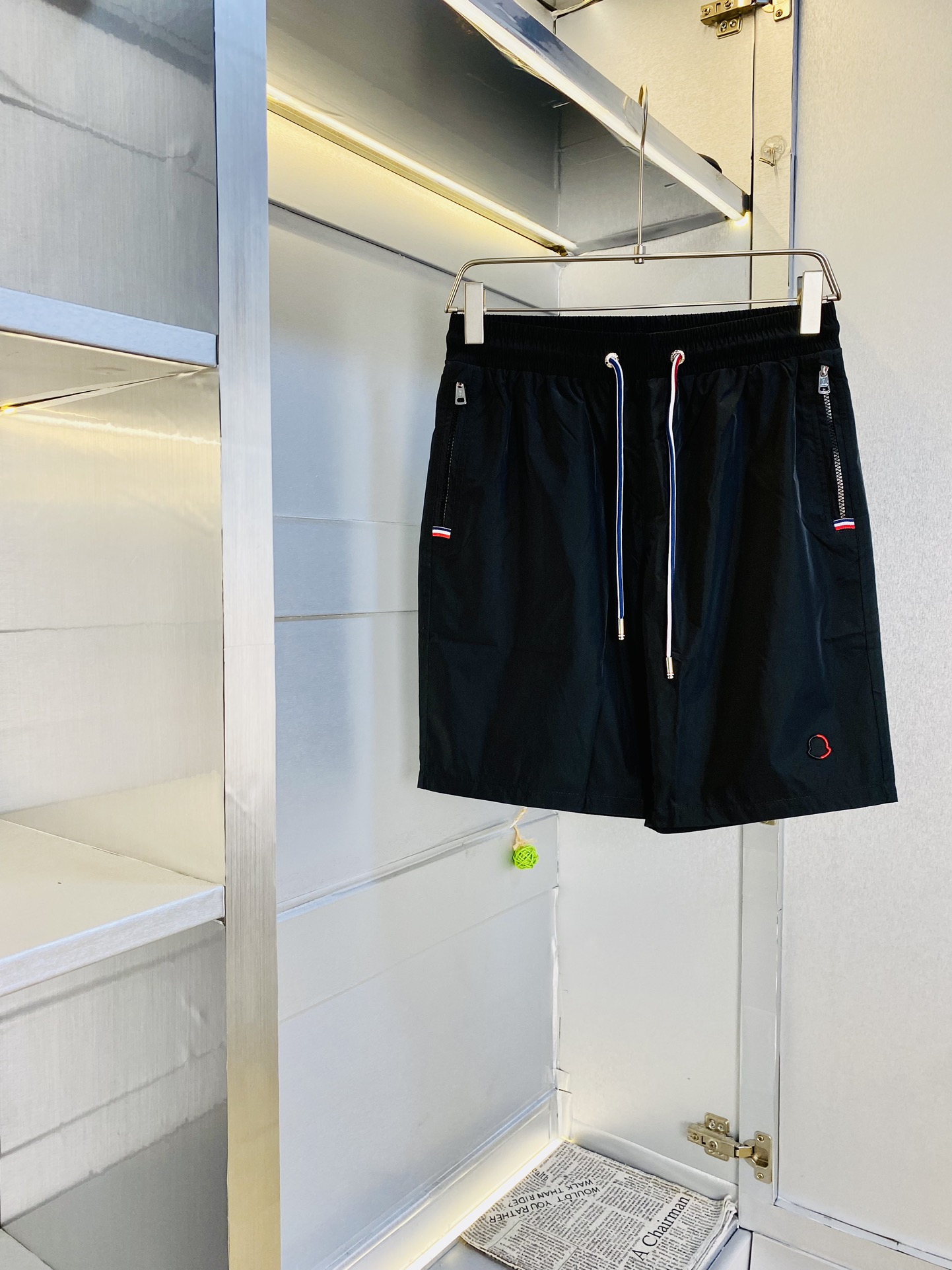 NO:474795,Couple style can be worn 200 catties. Moncler is a heavy recommendation!  The latest version of the 2025 summer essential counter series shorts, beach pants, five-quarter pants, casual pants, quick-drying pants, high-end customized original hardware. The upper body effect is super positive, the leg lines are fully demonstrated. The imported quick-drying fabric is provided by all customers. The texture is tight and delicate, the upper body is very comfortable and stylish, and it is extremely practical and versatile, which is very worth buying!  Requested recommendations from old customers!  Number of codes: M-3XL, Moncler, shorts, alexander wang19860909情侣款可穿200斤 蒙口Moncler 重磅推荐！2025夏季必备专柜系列最新款短裤沙滩裤五分裤休闲裤速干裤高端订制原版五金 上身效果超正,腿部线条完全得到彰显,全客供进口速干面料 纹理 紧致细腻,上身非常舒适有型,而且极为实穿百搭,非常值得入手！老客户必收推荐！ 码数:M-3XL,,Moncler,shorts,alexander wang,Men's clothing