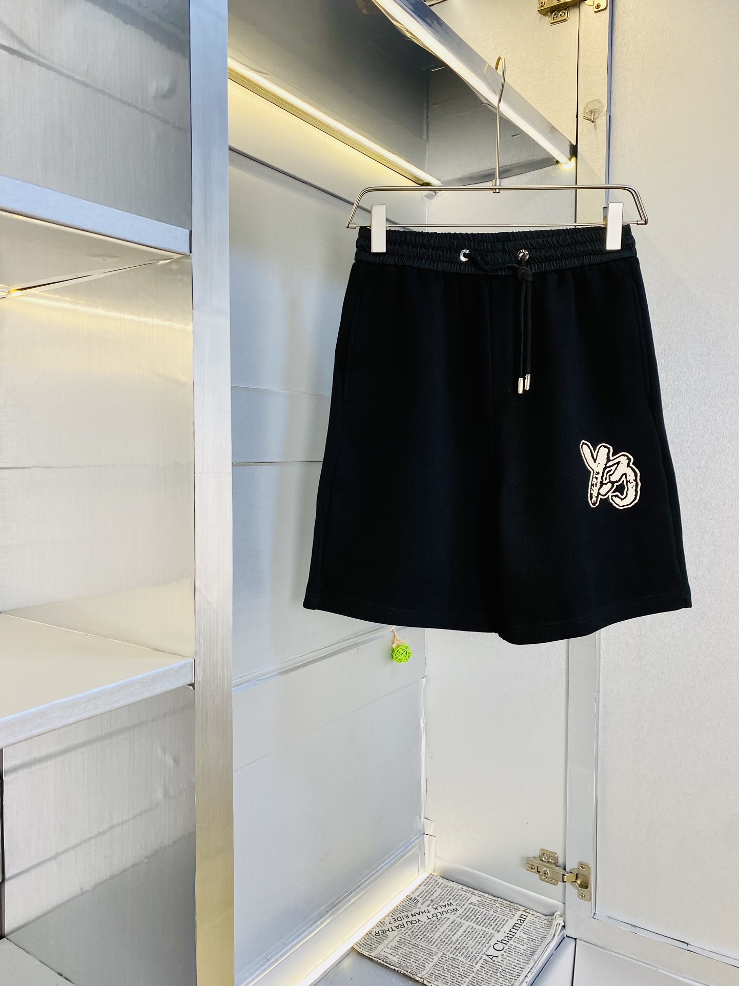 NO:474800,Couple style can be worn 200 catties Y-3. Heavy recommendation!  The latest version of the 2025 summer essential counter series shorts, beach pants, five-quarter pants, casual pants, high-end customized original hardware. The upper body effect is super positive, the leg lines are fully demonstrated. The imported quick-drying fabric is provided by all customers. The texture is tight and delicate, the upper body is very comfortable and stylish, and it is extremely practical and versatile, which is very worth buying!  Requested recommendations from old customers!  Number of codes: M-3XL, shorts, alexander wang19860909情侣款可穿200斤 Y-3 重磅推荐！2025夏季必备专柜系列最新款短裤沙滩裤五分裤休闲裤高端订制原版五金 上身效果超正,腿部线条完全得到彰显,全客供进口速干面料 纹理 紧致细腻,上身非常舒适有型,而且极为实穿百搭,非常值得入手！老客户必收推荐！ 码数:M-3XL,,shorts,alexander wang,Men's clothing