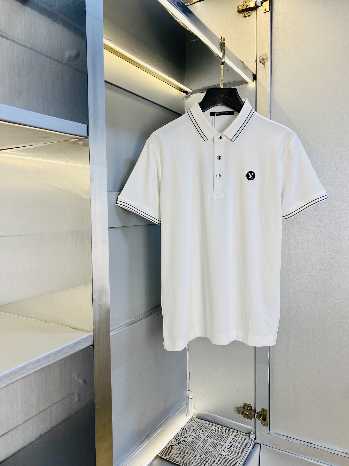 NO:510596,The original single product can wear 210 kilograms Louis Vuitton Lv Original single quality 2025 latest model men's lapel short-sleeved T-shirt with high-end printed workmanship!  Selected counters to customize the top-grade double mercerized bead flooring fabric. All details are perfectly crafted and replicated 100% authentic. Original hardware, high-end customized auxiliary materials, original factory original standard, excellent upper body effect!  Code number M-4XL, louis vuitton,louis vuitton,t-shirt,tees,t-shirt,alexander wang19860909原单货可穿210斤 路易威登Lv 原单品质 2025最新款 男装翻领短袖T恤 高级印花做工！精选专柜订制顶级双丝光珠地棉进口面料 所有细节做工完美1比1复刻 还原正品百分百 原版五金 高端订制辅料 原厂原标 上身效果超赞！码数M-4XL,,louis vuitton,louis vuitton,T-shirt,tees，t-shirt,alexander wang,Men's clothing