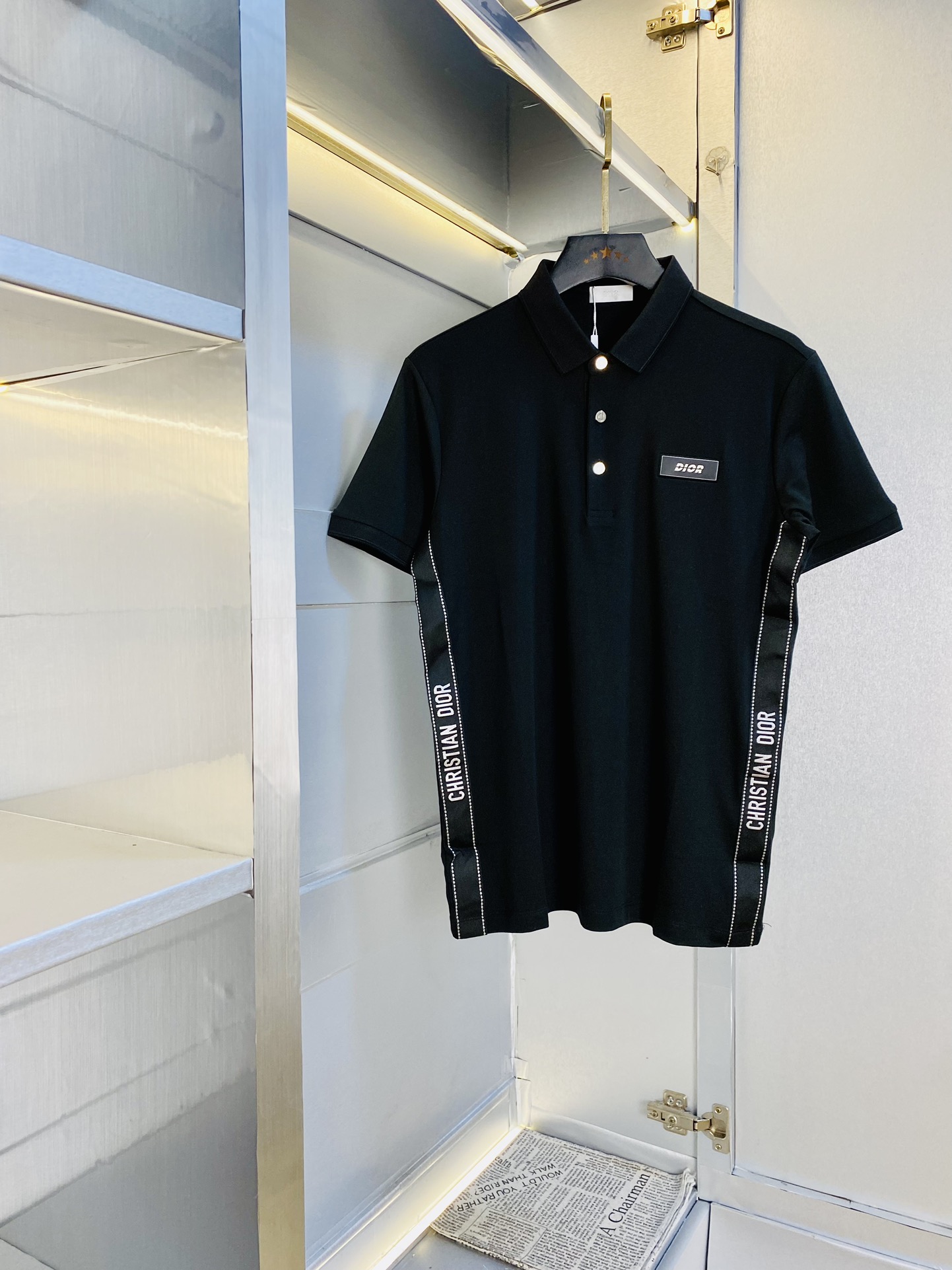 NO:513764,The original single product can wear 210 kilograms Dior Original single quality 2025 latest men's lapel short-sleeved T-shirt with high-end printed workmanship!  Selected counters to customize the top-grade double mercerized bead flooring fabric. All details are perfectly crafted and replicated 100% authentic. Original hardware, high-end customized auxiliary materials, original factory original standard, excellent upper body effect!  Code number M-4XL, dior,dior,T-shirt,tees,t-shirt,alexander wang19860909原单货可穿210斤 迪奥Dior 原单品质 2025最新款 男装翻领短袖T恤 高级印花做工！精选专柜订制顶级双丝光珠地棉进口面料 所有细节做工完美1比1复刻 还原正品百分百 原版五金 高端订制辅料 原厂原标 上身效果超赞！码数M-4XL,,dior,dior,T-shirt,tees，t-shirt,alexander wang,Men's clothing