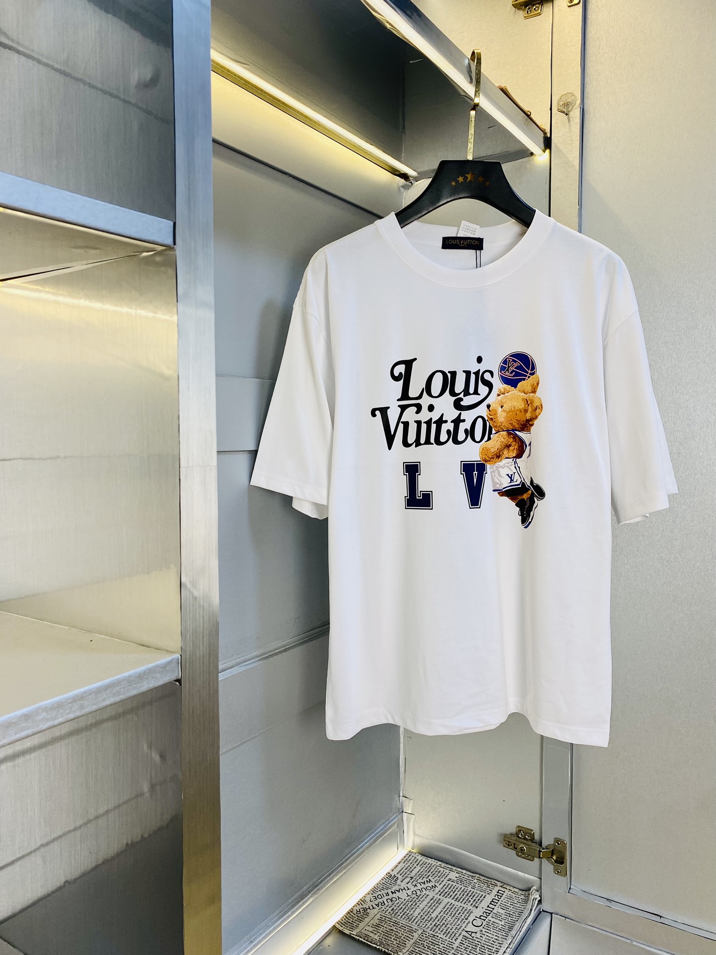 NO:513240,Wearable 210 catties Couple model Louis Vuitton Lv Original quality 2025 latest round neck short-sleeved T-shirt with high-end printed workmanship!  Selected counter custom-made pure cotton imported fabrics, all details are perfectly 1 to 1 replica, restore the authenticity 100% original hardware, high-end customized auxiliary materials, original factory original standard, excellent upper body effect!  S-XXL (175/130 catties wear S), louis vuitton,louis vuitton,t-shirt,tees,t-shirt,alexander wang19860909可穿210斤 情侣款 路易威登Lv 原单品质 2025最新款 圆领短袖T恤 高级印花做工！精选专柜订制纯棉进口面料 所有细节做工完美1比1复刻 还原正品百分百 原版五金 高端订制辅料 原厂原标 上身效果超赞！码数S-XXL（175/130斤穿S）,,louis vuitton,louis vuitton,T-shirt,tees，t-shirt,alexander wang,Men's clothing