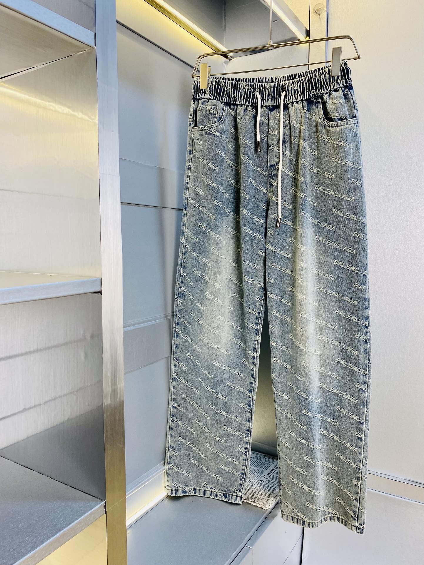 NO:160506,The original official website can wear 220 kilograms Balenciaga simple and fashionable spring and summer jeans casual pants denim sweatpants elastic pants straight trousers trousers very comfortable to wear, low-key and luxurious, very classy when worn, and there is no need to say much about the trousers style and cutting. The upper body is exquisite and vivid. The truly first-class quality is the real-class casual pants elastic pants, which are made of Turkey cotton, and produce the most famous tannin cloth. The quality is excellent, and the pants are heavy washing makes the pants very soft!  Straight-footed style, not picky, absolutely stylish, expert design, extremely luxurious. Number of codes: M-4XL, balenciaga, balenciaga, jeans, alexander wang19860909官网原单货 可穿220斤 巴黎世家Balenciaga 简约时尚 春夏款牛仔裤休闲裤牛仔卫裤松紧裤直筒裤长裤身穿着非常舒适 低调不失奢华 穿出去非常有档次,裤型款式和裁剪亦无需多言 上身精致跃然.真正一等一顶级质料 真正殿堂级的休闲裤松紧裤,选用土耳其的棉花 生产出最有名的单宁布 品质卓然,经过重水洗使得裤子很柔软！直脚的版型 不挑人 上身绝对的有型 达人设计 极度奢华.码数:M-4XL,,balenciaga,balenciaga,jeans,alexander wang,Men's clothing