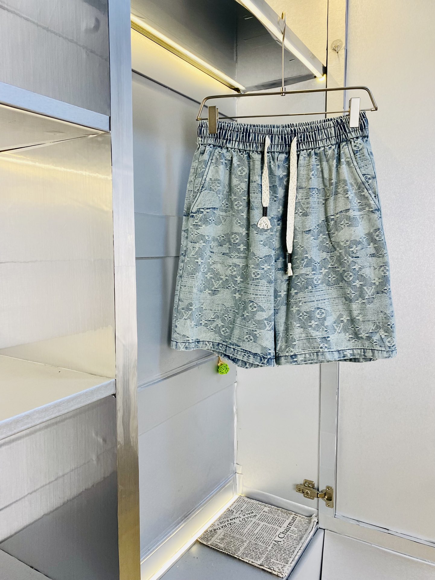 NO:160505,The original official website can wear 220 kilograms of Louis Vuitton Lv. Simple and fashionable. Summer summer elastic pants casual pants jeans jeans shorts 5-inch pants are very comfortable to wear, low-key and luxurious. They are very classy when worn, and there is no need to say much about the style and cutting of the pants. The upper body is exquisite and vivid. It is truly first-class and top-quality. It is truly palace-level. The most famous tannin cloth is produced. It is of excellent quality, and it is heavily washed to make the pants very soft!  Straight-footed style, not picky, the upper body is absolutely stylish, the waist is inlaid with silver jewelry, extremely luxurious. Number of sizes: M-4XL, louis vuitton, louis vuitton, shorts, jeans, alexander wang19860909官网原单货 可穿220斤路易威登Lv 简约时尚 夏季夏款松紧裤休闲裤牛仔裤牛仔短裤五分裤身穿着非常舒适 低调不失奢华 穿出去非常有档次,裤型款式和裁剪亦无需多言 上身精致跃然.真正一等一顶级质料 真正殿堂级 生产出最有名的单宁布 品质卓然,经过重水洗使得裤子很柔软！直脚的版型 不挑人 上身绝对的有型 裤腰镶嵌银饰达人设计 极度奢华.码数:M-4XL,,louis vuitton,louis vuitton,shorts,jeans,alexander wang,Men's clothing