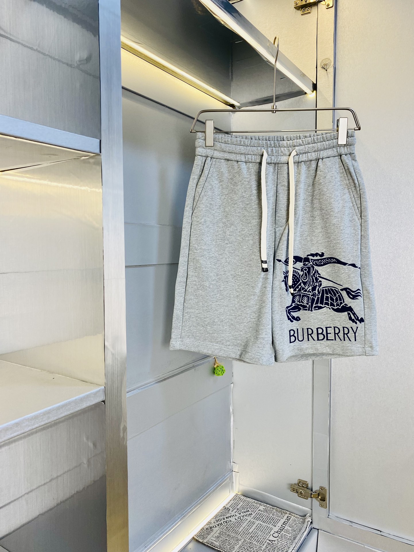 NO:454020,Couple style can be worn 200 catties. Burberry's heavy recommendation!  The latest summer must-have counter series shorts, beach pants, five-quarter pants, casual pants, high-end customized original hardware. The upper body effect is super positive, the leg lines are fully demonstrated. The imported quick-drying fabric is provided by all customers. The texture is tight and delicate. The upper body is very comfortable and stylish, and it is extremely practical and versatile, which is very worth buying!  Requested recommendations from old customers!  Number of codes: M-3XL, burberry, burberry, shorts, alexander wang19860909情侣款可穿200斤 巴宝莉Burberry 重磅推荐！夏季必备专柜系列最新款短裤沙滩裤五分裤休闲裤高端订制原版五金 上身效果超正,腿部线条完全得到彰显,全客供进口速干面料 纹理 紧致细腻,上身非常舒适有型,而且极为实穿百搭,非常值得入手！老客户必收推荐！ 码数:M-3XL,,burberry,burberry,shorts,alexander wang,Men's clothing