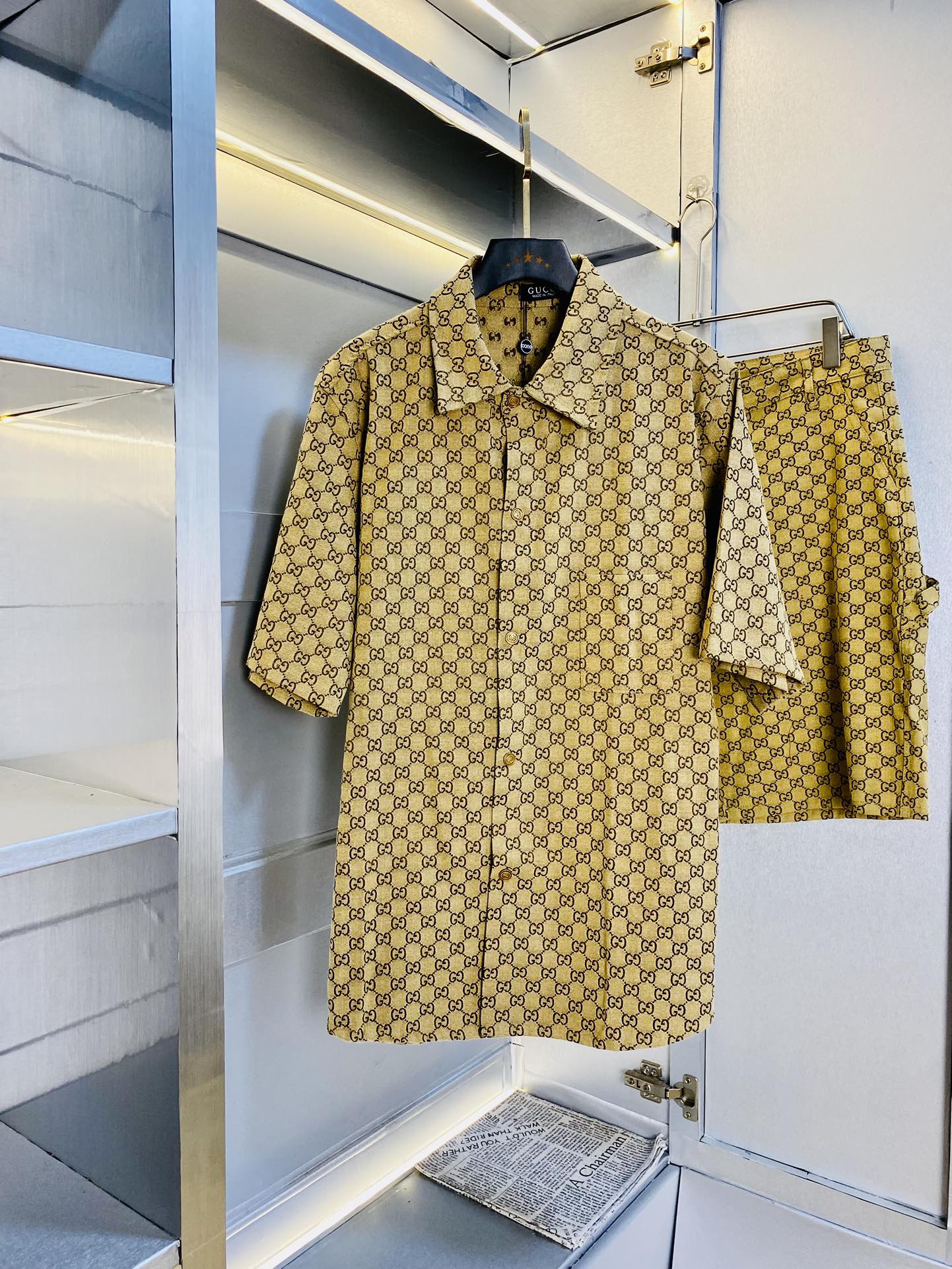 NO:160503,The original official website can wear 220 kilograms of Gucci, simple and fashionable, summer new style suit, short sleeve suit, shorts suit, very comfortable to wear, low-key and luxurious, very classy when worn, no need to say much about the trouser style and cutting, the upper body is exquisite and vivid. The truly first-class quality, the truly palace-grade casual pants, elastic pants, made of Turkey cotton, produce the most famous tannin cloth, excellent quality, heavy washing makes the pants very soft!  Straight-footed style, not picky, the upper body is absolutely stylish, extremely luxurious. Size: M-3XL (175/130 catties wear M), gucci, shorts, T-shirt, alexander wang19860909官网原单货 可穿220斤古奇Gucci 简约时尚 夏季夏款新款套装短袖套装短裤套装 身穿着非常舒适 低调不失奢华 穿出去非常有档次,裤型款式和裁剪亦无需多言 上身精致跃然.真正一等一顶级质料 真正殿堂级的休闲裤松紧裤,选用土耳其的棉花 生产出最有名的单宁布 品质卓然,经过重水洗使得裤子很柔软！直脚的版型 不挑人 上身绝对的有型 极度奢华.码数:M-3XL（175/130斤穿M）,,gucci,shorts,T-shirt,alexander wang,Men's clothing