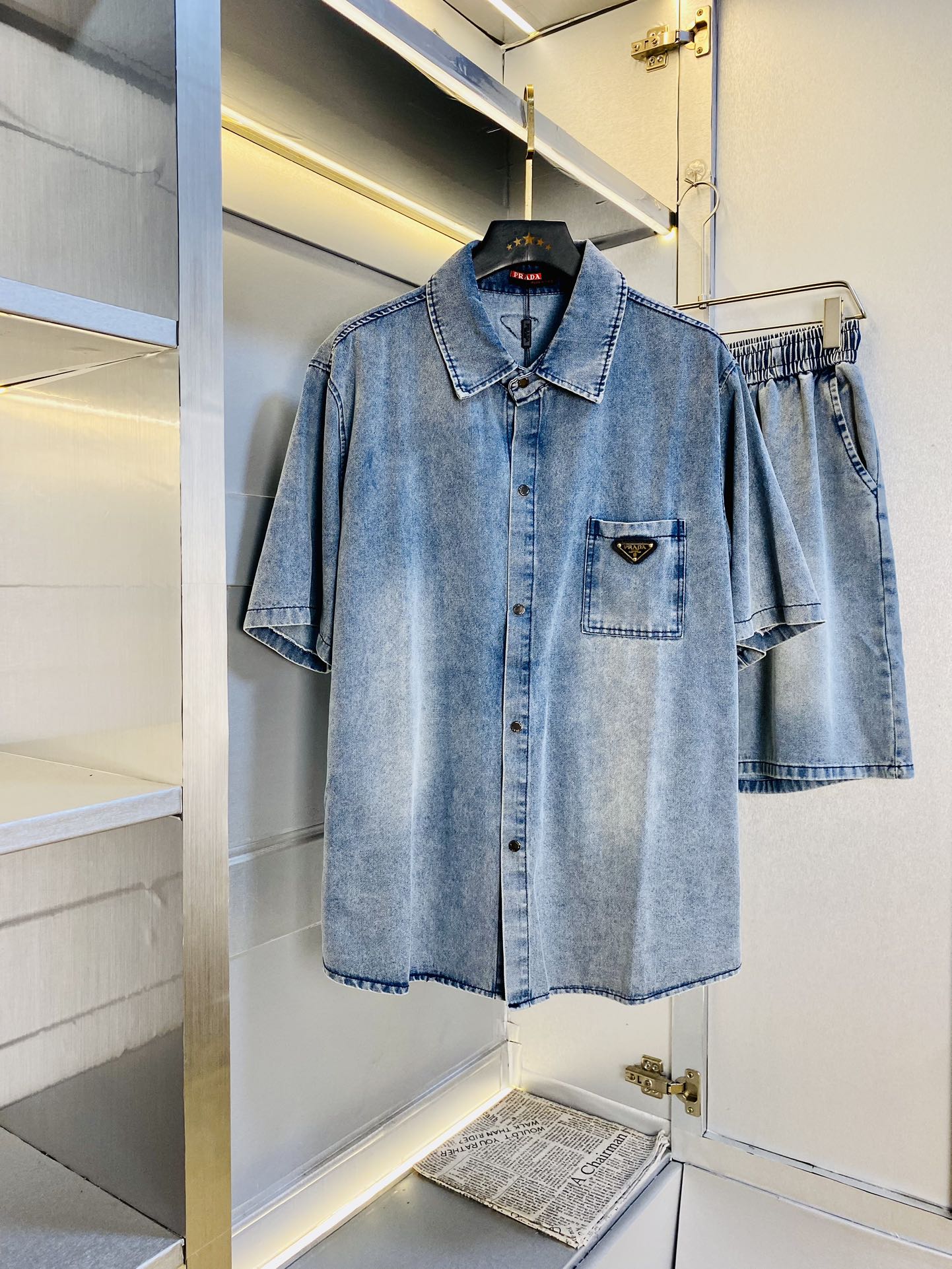 NO:480890,The original official website can wear 220 catties Prada Prada, simple and fashionable, summer new denim suit, short sleeve suit, shorts suit, very comfortable to wear, low-key and luxurious, very classy when worn, no need to say much about the trouser style and cutting, the upper body is exquisite and vivid. The truly first-class quality, the truly palace-grade casual pants, elastic pants, made of Turkey cotton, produce the most famous tannin cloth, excellent quality, heavy washing makes the pants very soft!  Straight-footed style, not picky, the upper body is absolutely stylish, extremely luxurious. Size: M-3XL (175/130 catties wear M), prada, prada, shorts, T-shirt, alexander wang19860909官网原单货 可穿220斤普拉达Prada 简约时尚 夏季夏款新款牛仔套装短袖套装短裤套装 身穿着非常舒适 低调不失奢华 穿出去非常有档次,裤型款式和裁剪亦无需多言 上身精致跃然.真正一等一顶级质料 真正殿堂级的休闲裤松紧裤,选用土耳其的棉花 生产出最有名的单宁布 品质卓然,经过重水洗使得裤子很柔软！直脚的版型 不挑人 上身绝对的有型 极度奢华.码数:M-3XL（175/130斤穿M）,,prada,prada,shorts,T-shirt,alexander wang,Men's clothing