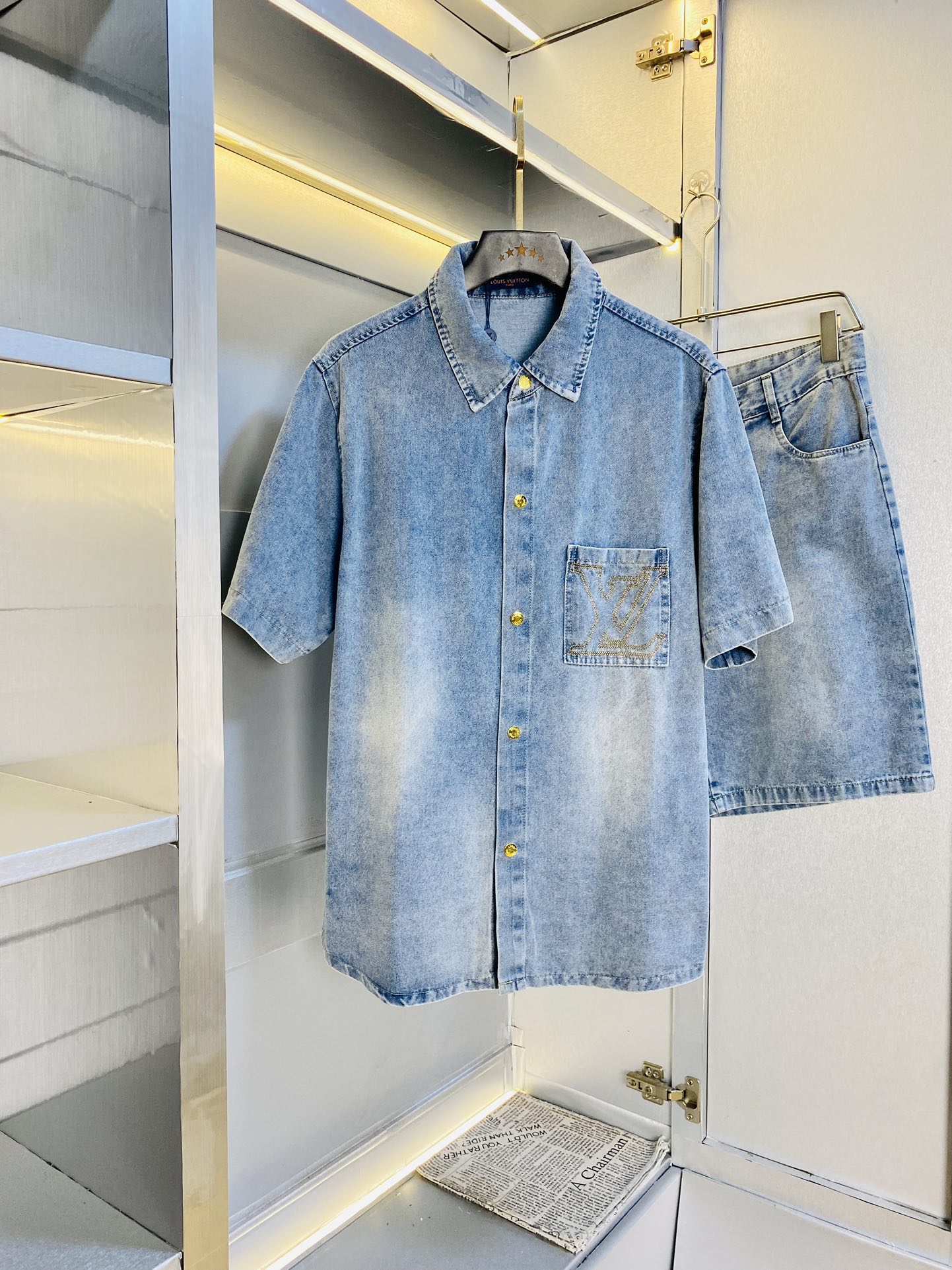 NO:480882,The original official website can wear 220 kilograms of Louis Vuitton Lv. Simple and fashionable. Summer and summer new denim suit short sleeve suit shorts suit. Very comfortable to wear, low-key and luxurious. It is very classy when worn. There is no need to say much about the trouser style and cutting. The upper body is exquisite and vivid. The truly first-class quality is the real palace-grade casual pants elastic pants, which are made of Turkey cotton and produce the most famous tannin cloth. The quality is excellent, and the pants are soft after heavy washing!  Straight-footed style, not picky, the upper body is absolutely stylish, extremely luxurious. Number of sizes: M-3XL (175/130 catties wear M), louis vuitton, louis vuitton, shorts, T-shirt, alexander wang19860909官网原单货 可穿220斤路易威登Lv 简约时尚 夏季夏款新款牛仔套装短袖套装短裤套装 身穿着非常舒适 低调不失奢华 穿出去非常有档次,裤型款式和裁剪亦无需多言 上身精致跃然.真正一等一顶级质料 真正殿堂级的休闲裤松紧裤,选用土耳其的棉花 生产出最有名的单宁布 品质卓然,经过重水洗使得裤子很柔软！直脚的版型 不挑人 上身绝对的有型 极度奢华.码数:M-3XL（175/130斤穿M）,,louis vuitton,louis vuitton,shorts,T-shirt,alexander wang,Men's clothing