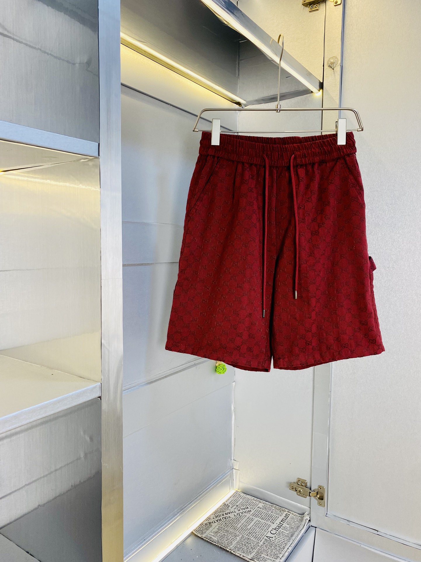 NO:160497,Couple style can wear 200 catties Gucci heavy recommendation!  The latest version of the 2025 summer essential counter series shorts, beach pants, five-quarter pants, casual pants, high-end customized original hardware. The upper body effect is super positive, the leg lines are fully demonstrated. The imported quick-drying fabric is provided by all customers. The texture is tight and delicate, the upper body is very comfortable and stylish, and it is extremely practical and versatile, which is very worth buying!  Requested recommendations from old customers!  Code count: M-3XL, gucci, shorts, alexander wang19860909情侣款可穿200斤 古奇Gucci 重磅推荐！2025夏季必备专柜系列最新款短裤沙滩裤五分裤休闲裤高端订制原版五金 上身效果超正,腿部线条完全得到彰显,全客供进口速干面料 纹理 紧致细腻,上身非常舒适有型,而且极为实穿百搭,非常值得入手！老客户必收推荐！ 码数:M-3XL,,gucci,shorts,alexander wang,Men's clothing