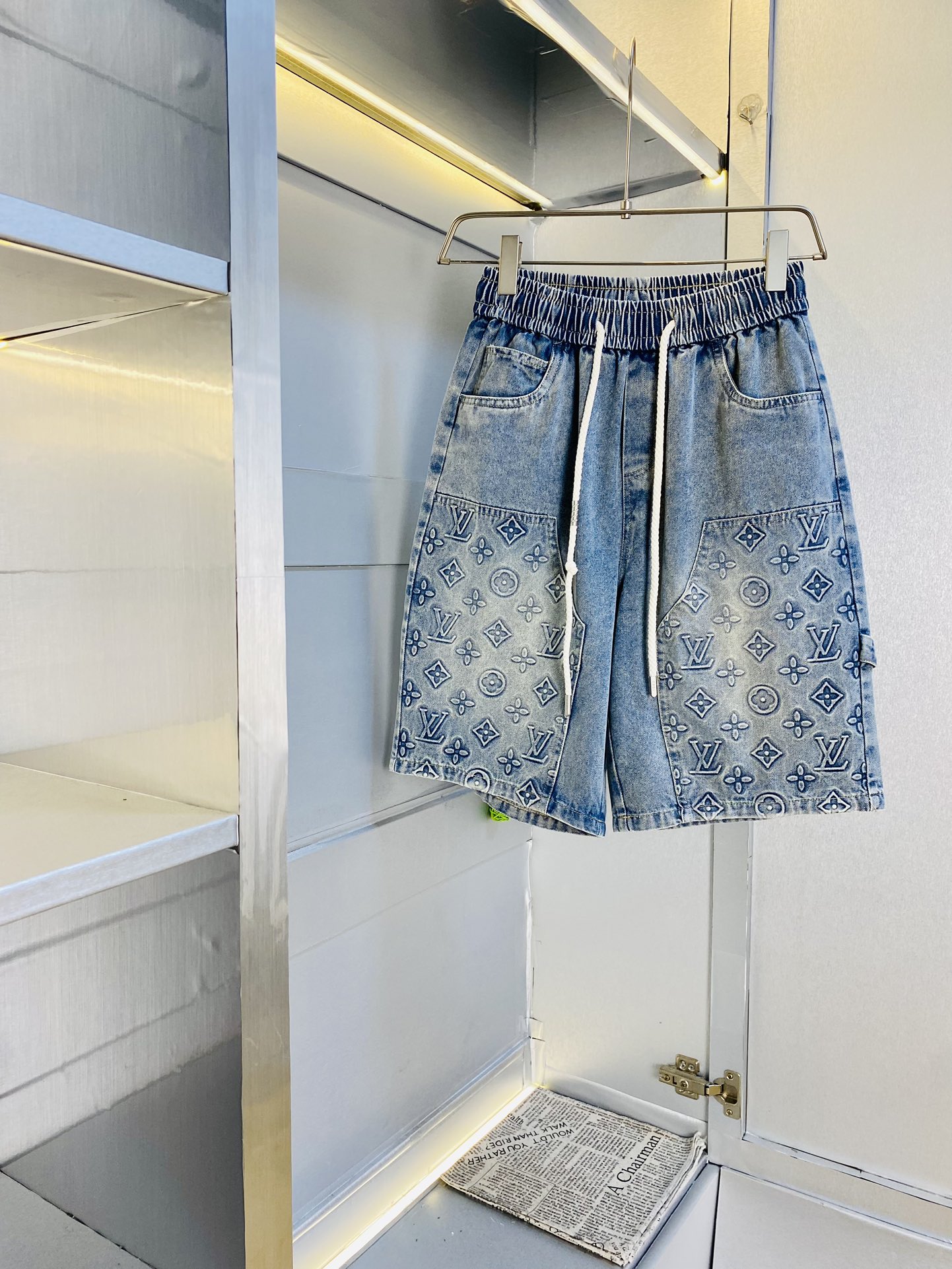 NO:510630,The original official website can wear 220 kilograms of Louis Vuitton Lv. Simple and fashionable. Summer summer elastic pants casual pants jeans jeans shorts 5-inch pants are very comfortable to wear, low-key and luxurious. They are very classy when worn. There is no need to say much about the style and cutting of the pants. The upper body is exquisite and vivid. It is truly first-class and top-quality. It is truly palace-level. The most famous tannin cloth is produced. It is of excellent quality. It has been washed heavily and makes the pants very soft!  Straight-footed style, not picky, the upper body is absolutely stylish, the waist is inlaid with silver jewelry, extremely luxurious. Number of sizes: M-4XL, louis vuitton, louis vuitton, shorts, jeans, alexander wang19860909官网原单货 可穿220斤路易威登Lv 简约时尚 夏季夏款松紧裤休闲裤牛仔裤牛仔短裤五分裤身穿着非常舒适 低调不失奢华 穿出去非常有档次,裤型款式和裁剪亦无需多言 上身精致跃然.真正一等一顶级质料 真正殿堂级 生产出最有名的单宁布 品质卓然,经过重水洗使得裤子很柔软！直脚的版型 不挑人 上身绝对的有型 裤腰镶嵌银饰达人设计 极度奢华.码数:M-4XL,,louis vuitton,louis vuitton,shorts,jeans,alexander wang,Men's clothing