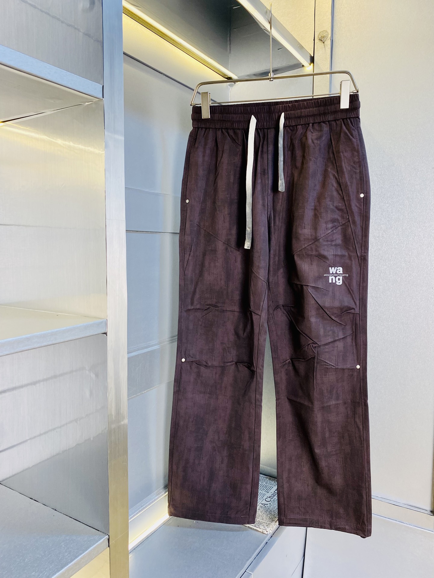 NO:510626,The original official website can wear 220 kilograms of Alexander Wang. Simple and fashionable. Summer summer casual pants, wardrobe elastic pants, straight trousers, wide-leg pants, very comfortable to wear, low-key and luxurious, very classy when worn, and there is no need to say much about the trousers and cuts. The upper body is exquisite and vivid. The truly first-class material. The truly palace-level casual pants, elastic pants, are made of Turkey's cotton, produce the most famous tannin cloth. The quality is excellent, and the pants are soft after heavy washing!  Straight-footed style, not picky, absolutely stylish, expert design, extremely luxurious. Number of codes: M-4XL, alexander wang, alexander wang19860909官网原单货 可穿220斤亚历山大王Wang 简约时尚 夏季夏款休闲裤卫裤松紧裤直筒裤长裤阔腿裤身穿着非常舒适 低调不失奢华 穿出去非常有档次,裤型款式和裁剪亦无需多言 上身精致跃然.真正一等一顶级质料 真正殿堂级的休闲裤松紧裤,选用土耳其的棉花 生产出最有名的单宁布 品质卓然,经过重水洗使得裤子很柔软！直脚的版型 不挑人 上身绝对的有型 达人设计 极度奢华.码数:M-4XL,,alexander wang,alexander wang,Men's clothing