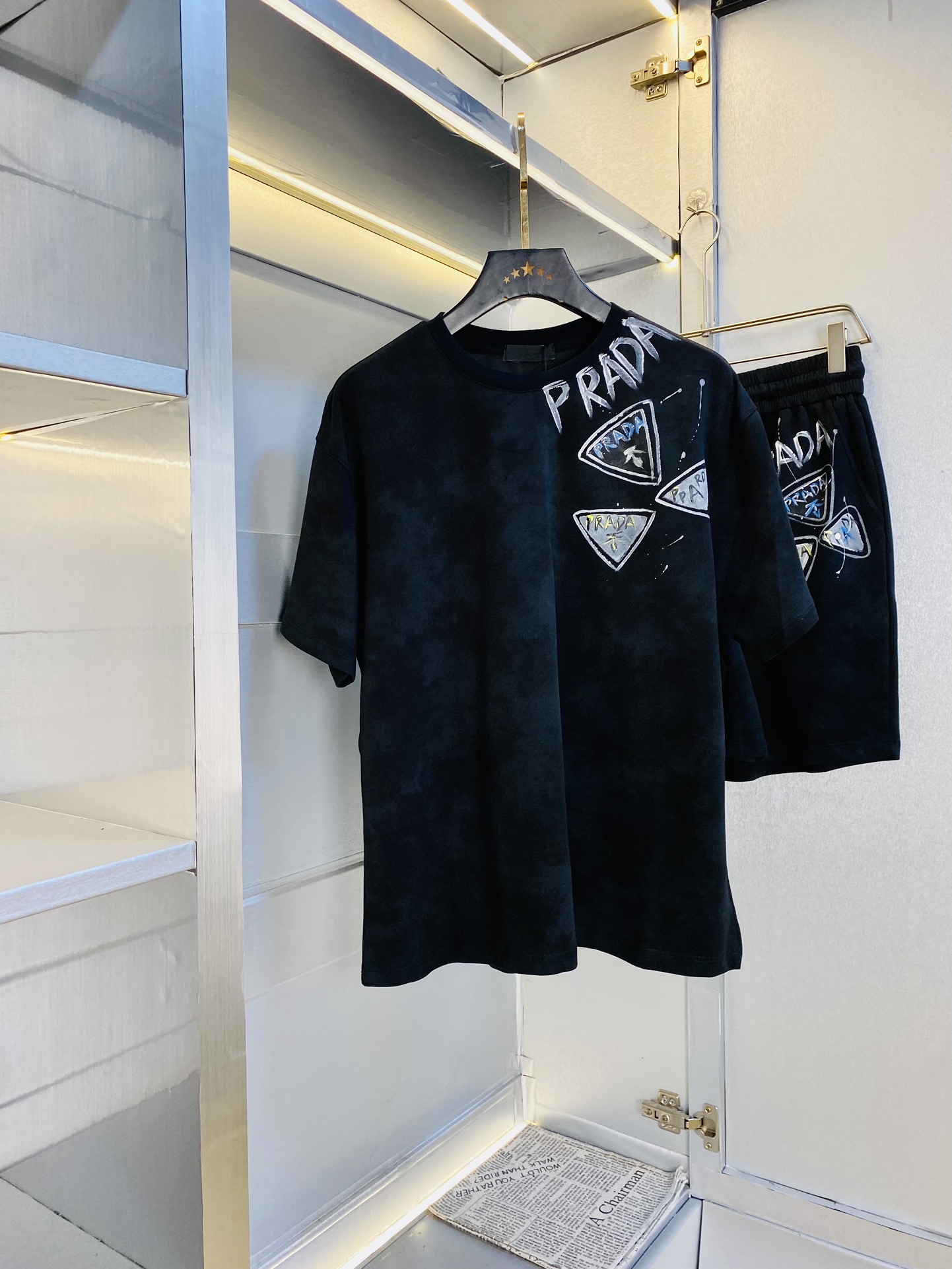 NO:160504,The original order of the official website can wear 220 kilograms Prada Prada Simple and fashionable Summer new summer suit Short sleeve suit Shorts suit Very comfortable to wear, low-key and luxurious, very classy when worn, no need to say much about the trouser style and cutting, the upper body is exquisite and vivid. The truly first-class quality is the real palace-grade casual pants elastic pants, which are made of Turkey cotton, and produce the most famous tannin cloth. The quality is excellent, and the pants are soft after heavy washing!  Straight-footed style, not picky, the upper body is absolutely stylish, extremely luxurious. Number of sizes: M-3XL (175/130 catties wear M), prada, prada, shorts, T-shirt, alexander wang19860909官网原单货 可穿220斤 普拉达Prada 简约时尚 夏季夏款新款套装短袖套装短裤套装 身穿着非常舒适 低调不失奢华 穿出去非常有档次,裤型款式和裁剪亦无需多言 上身精致跃然.真正一等一顶级质料 真正殿堂级的休闲裤松紧裤,选用土耳其的棉花 生产出最有名的单宁布 品质卓然,经过重水洗使得裤子很柔软！直脚的版型 不挑人 上身绝对的有型 极度奢华.码数:M-3XL（175/130斤穿M）,,prada,prada,shorts,T-shirt,alexander wang,Men's clothing