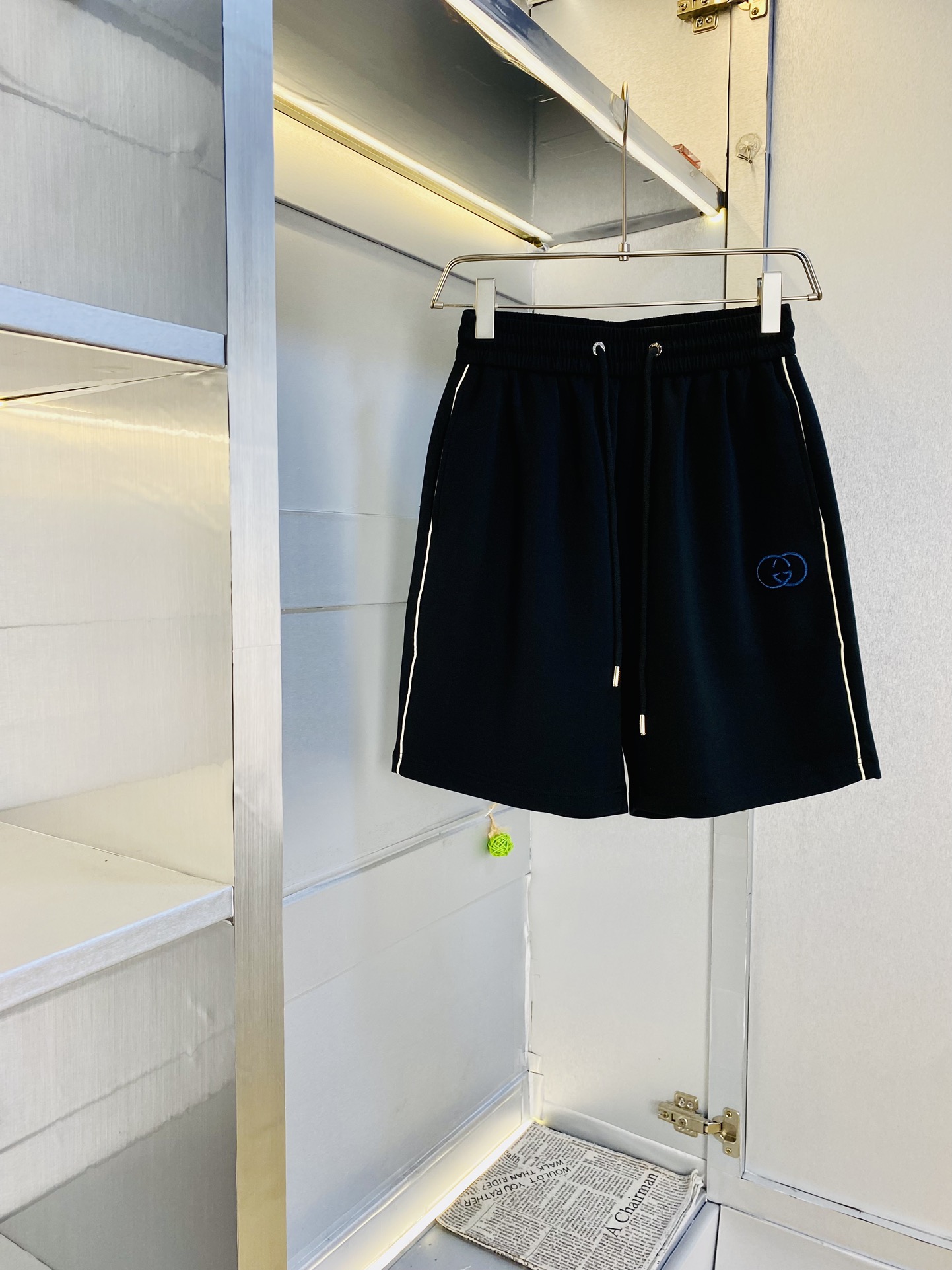 NO:454022,Gospel of Fatty Couple Style, 200 pounds to wear, Gucci, a big recommendation!  The latest summer must-have counter series shorts, beach pants, five-quarter pants, casual pants, high-end customized original hardware. The upper body effect is super positive, the leg lines are fully demonstrated. The imported quick-drying fabric is provided by all customers. The texture is tight and delicate. The upper body is very comfortable and stylish, and it is extremely practical and versatile, which is very worth buying!  Requested recommendations from old customers!  Code count: M-3XL, gucci, shorts, alexander wang19860909情侣款胖子福音 200斤可穿 古奇Gucci 重磅推荐！夏季必备专柜系列最新款短裤沙滩裤五分裤休闲裤高端订制原版五金 上身效果超正,腿部线条完全得到彰显,全客供进口速干面料 纹理 紧致细腻,上身非常舒适有型,而且极为实穿百搭,非常值得入手！老客户必收推荐！ 码数:M-3XL,,gucci,shorts,alexander wang,Men's clothing