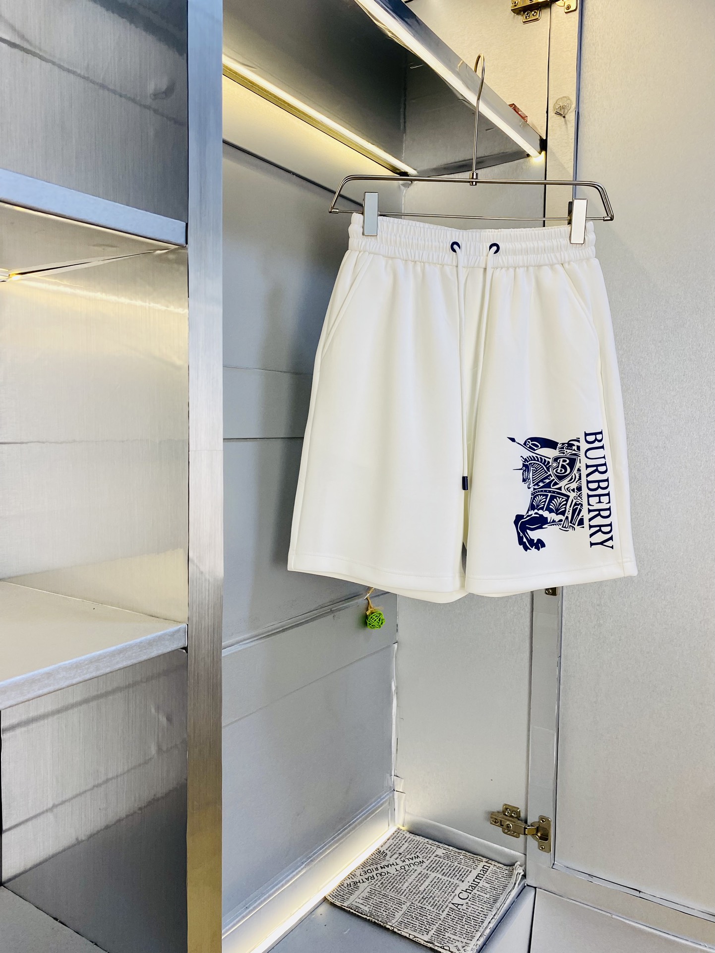 NO:497073,The gospel of fat couples, pounds to wear, Burberry, Burberry, a big recommendation!  The latest summer must-have counter series shorts, beach pants, five-quarter pants, casual pants, high-end customized original hardware. The upper body effect is super positive, the leg lines are fully demonstrated. The imported quick-drying fabric is provided by all customers. The texture is tight and delicate. The upper body is very comfortable and stylish, and it is extremely practical and versatile, which is very worth buying!  Requested recommendations from old customers!  Number of codes: M-3XL, burberry, burberry, shorts, alexander wang19860909情侣款胖子福音 斤可穿 巴宝莉Burberry 重磅推荐！夏季必备专柜系列最新款短裤沙滩裤五分裤休闲裤高端订制原版五金 上身效果超正,腿部线条完全得到彰显,全客供进口速干面料 纹理 紧致细腻,上身非常舒适有型,而且极为实穿百搭,非常值得入手！老客户必收推荐！ 码数:M-3XL,,burberry,burberry,shorts,alexander wang,Men's clothing