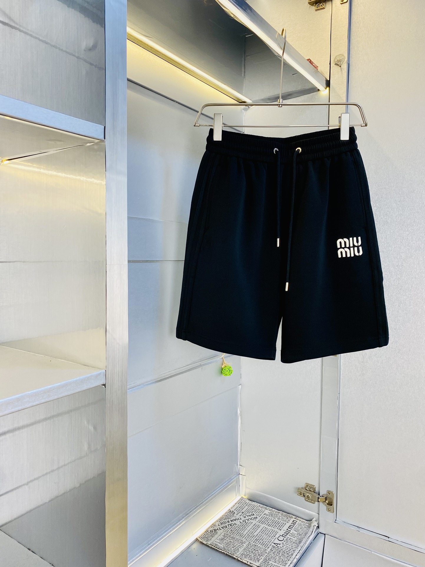 NO:450545,Gospel of Fatty Couple Style 200 pounds to wear. MiuMiu Miu Miu is a big recommendation!  The latest version of the 2025 summer essential counter series shorts, beach pants, five-quarter pants, casual pants, high-end customized original hardware. The upper body effect is super positive, the leg lines are fully demonstrated. The imported quick-drying fabric is provided by all customers. The texture is tight and delicate, the upper body is very comfortable and stylish, and it is extremely practical and versatile, which is very worth buying!  Requested recommendations from old customers!  Number of codes: M-3XL, miumiu, shorts, alexander wang19860909情侣款胖子福音 200斤可穿 缪缪MiuMiu 重磅推荐！2025夏季必备专柜系列最新款短裤沙滩裤五分裤休闲裤高端订制原版五金 上身效果超正,腿部线条完全得到彰显,全客供进口速干面料 纹理 紧致细腻,上身非常舒适有型,而且极为实穿百搭,非常值得入手！老客户必收推荐！ 码数:M-3XL,,miumiu,shorts,alexander wang,Men's clothing