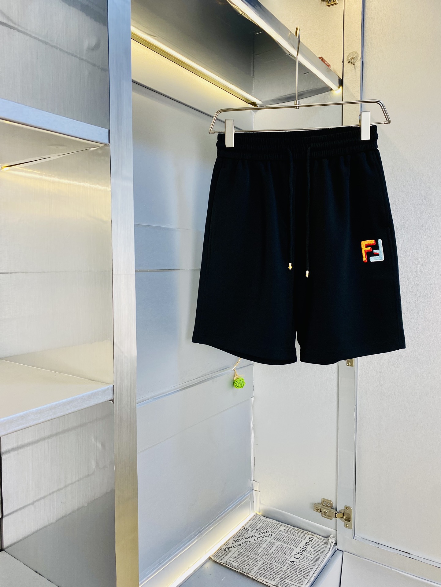 NO:160502,Gospel of Fatty Couple Style, 200 pounds to wear, Fendi, a big recommendation!  The latest version of the 2025 summer essential counter series shorts, beach pants, five-quarter pants, casual pants, high-end customized original hardware. The upper body effect is super positive, the leg lines are fully demonstrated. The imported quick-drying fabric is provided by all customers. The texture is tight and delicate, the upper body is very comfortable and stylish, and it is extremely practical and versatile, which is very worth buying!  Requested recommendations from old customers!  Number of codes: M-3XL, fendi, fendi, shorts, alexander wang19860909情侣款胖子福音 200斤可穿 芬迪Fendi 重磅推荐！2025夏季必备专柜系列最新款短裤沙滩裤五分裤休闲裤高端订制原版五金 上身效果超正,腿部线条完全得到彰显,全客供进口速干面料 纹理 紧致细腻,上身非常舒适有型,而且极为实穿百搭,非常值得入手！老客户必收推荐！ 码数:M-3XL,,fendi,fendi,shorts,alexander wang,Men's clothing