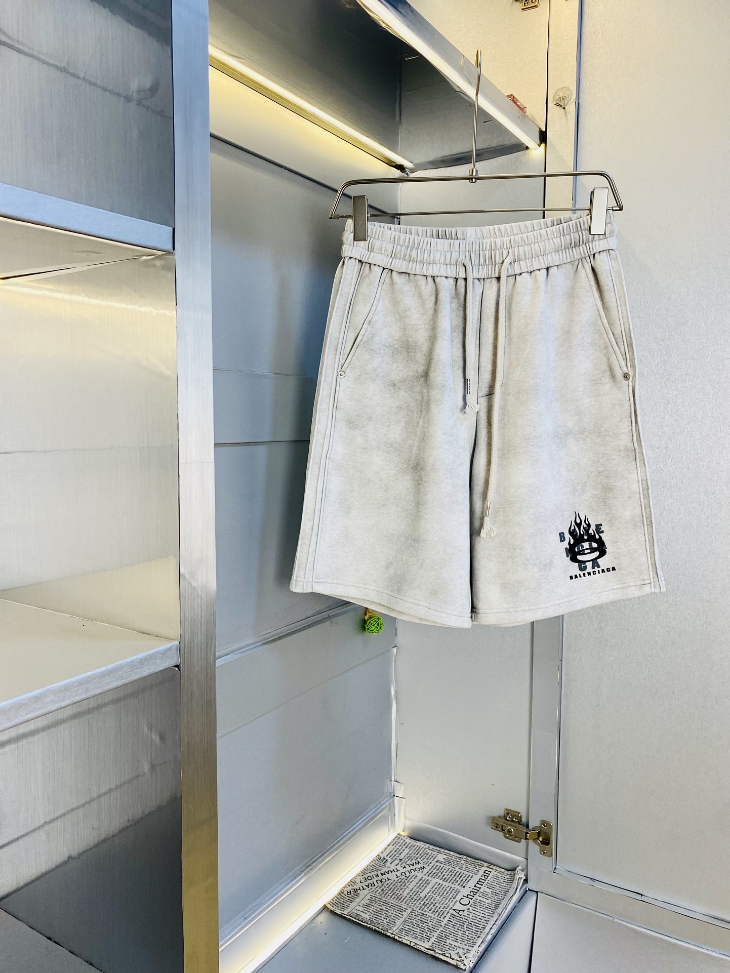 NO:450551,The gospel of Fatty Couple Style, 200 pounds to wear, Balenciaga, a big recommendation!  The latest version of the 2025 summer essential counter series shorts, beach pants, five-quarter pants, casual pants, high-end customized original hardware. The upper body effect is super positive, the leg lines are fully demonstrated. The imported quick-drying fabric is provided by all customers. The texture is tight and delicate, the upper body is very comfortable and stylish, and it is extremely practical and versatile, which is very worth buying!  Requested recommendations from old customers!  Number of codes: M-3XL, balenciaga, balenciaga, shorts, alexander wang19860909情侣款胖子福音 200斤可穿 巴黎世家Balenciaga 重磅推荐！2025夏季必备专柜系列最新款短裤沙滩裤五分裤休闲裤高端订制原版五金 上身效果超正,腿部线条完全得到彰显,全客供进口速干面料 纹理 紧致细腻,上身非常舒适有型,而且极为实穿百搭,非常值得入手！老客户必收推荐！ 码数:M-3XL,,balenciaga,balenciaga,shorts,alexander wang,Men's clothing