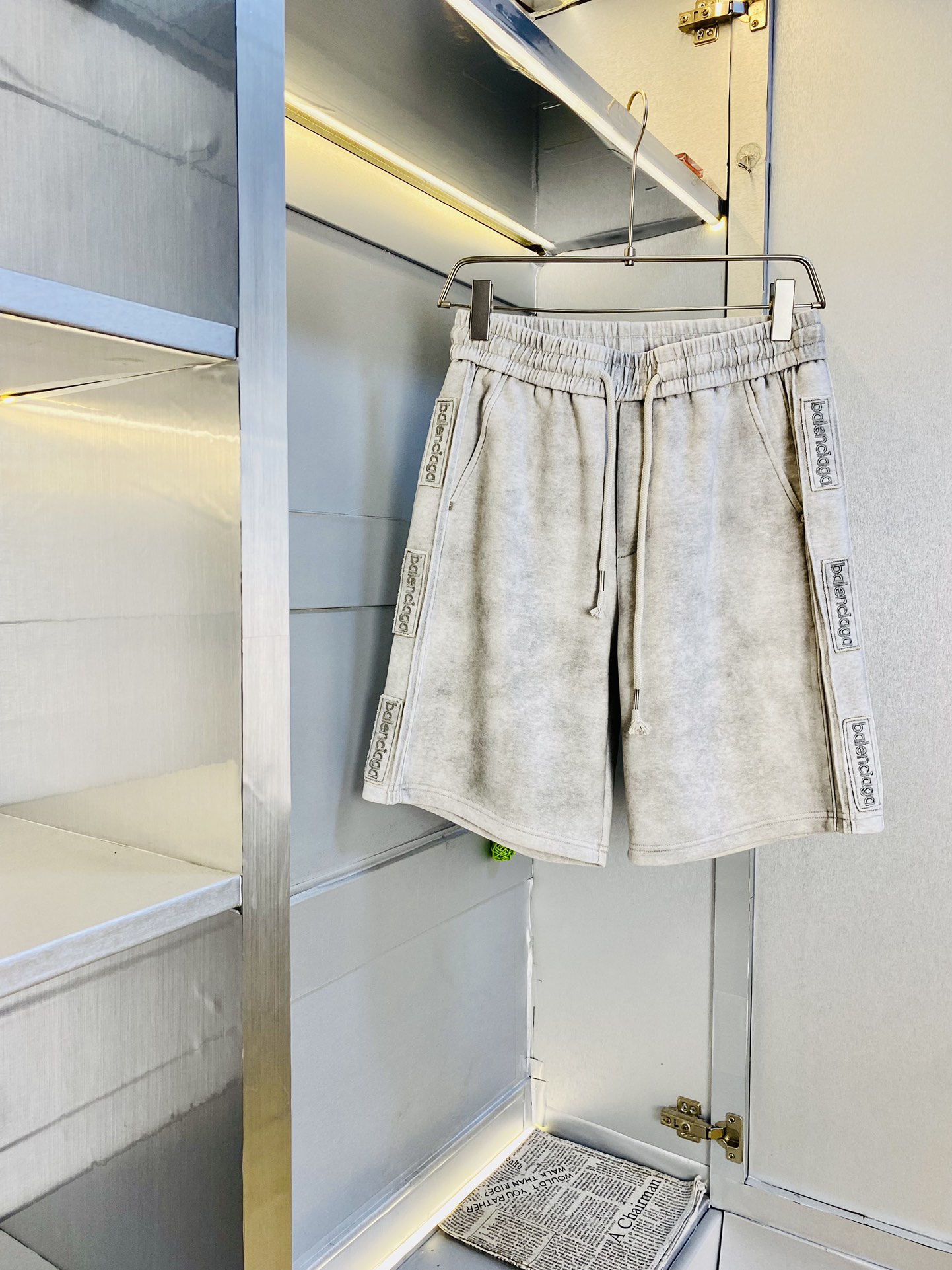 NO:513769,The gospel of Fatty Couple Style, 200 pounds to wear, Balenciaga, a big recommendation!  The latest version of the 2025 summer essential counter series shorts, beach pants, five-quarter pants, casual pants, high-end customized original hardware. The upper body effect is super positive, the leg lines are fully demonstrated. The imported quick-drying fabric is provided by all customers. The texture is tight and delicate, the upper body is very comfortable and stylish, and it is extremely practical and versatile, which is very worth buying!  Requested recommendations from old customers!  Number of codes: M-3XL, balenciaga, balenciaga, shorts, alexander wang19860909情侣款胖子福音 200斤可穿 巴黎世家Balenciaga 重磅推荐！2025夏季必备专柜系列最新款短裤沙滩裤五分裤休闲裤高端订制原版五金 上身效果超正,腿部线条完全得到彰显,全客供进口速干面料 纹理 紧致细腻,上身非常舒适有型,而且极为实穿百搭,非常值得入手！老客户必收推荐！ 码数:M-3XL,,balenciaga,balenciaga,shorts,alexander wang,Men's clothing