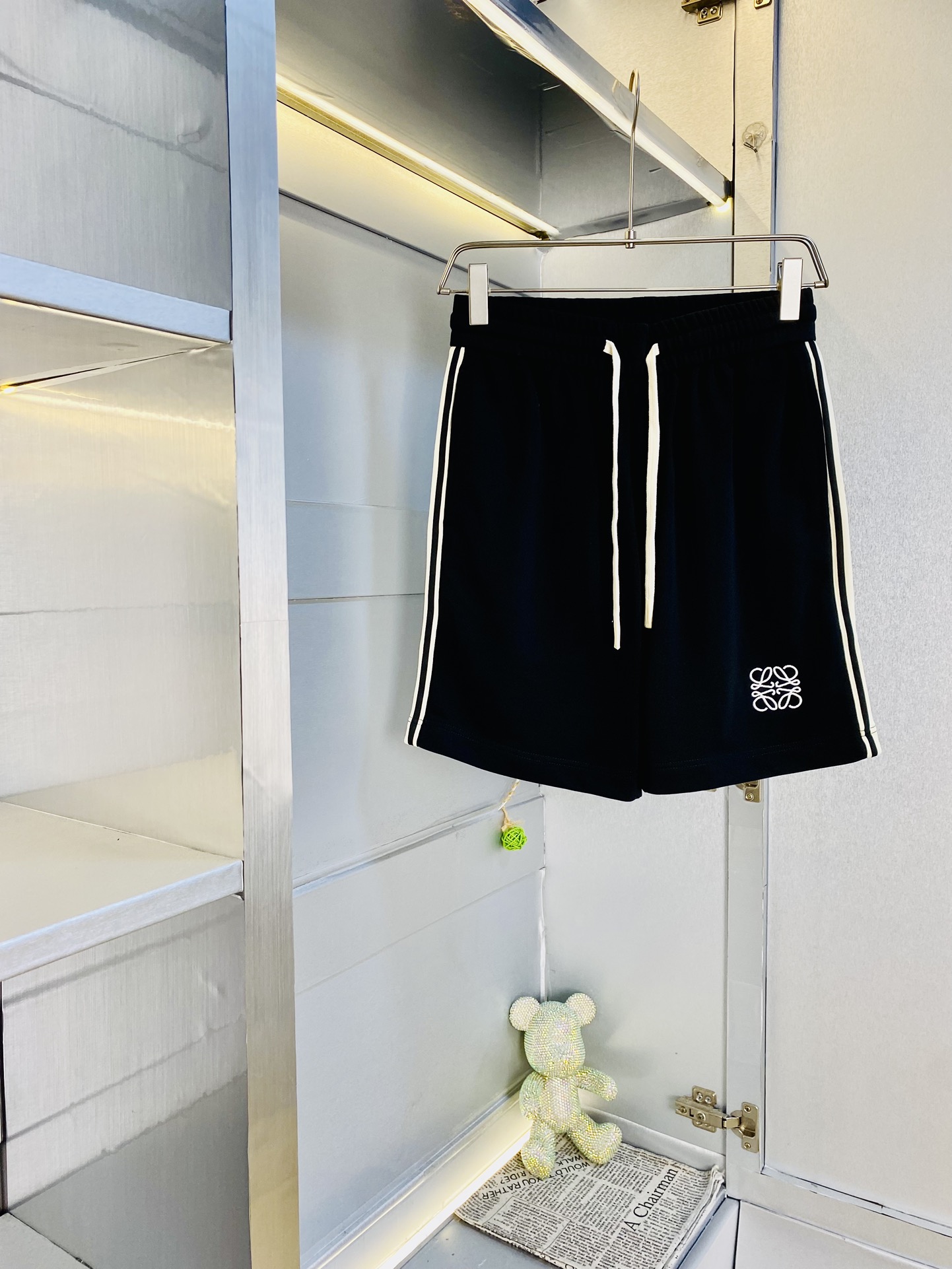 NO:480928,Loewe, a gospel for couples, 220 pounds to wear, Loewe, a big recommendation!  The latest version of the 2025 Spring and Summer Essential Counter Series, shorts, beach pants, five-quarter pants, casual pants, high-end customized original hardware, the upper body effect is super positive, the leg lines are fully demonstrated, and the imported quick-drying fabric is provided by all customers. The texture is tight and delicate, the upper body is very comfortable and stylish, and it is extremely practical and versatile, which is very worth buying!  Requested recommendations from old customers!  Number of codes: M-4XL, loewe, loewe, shorts, alexander wang19860909情侣款胖子福音 220斤可穿 罗意威Loewe 重磅推荐！2025春夏必备专柜系列最新款短裤沙滩裤五分裤休闲裤高端订制原版五金 上身效果超正,腿部线条完全得到彰显,全客供进口速干面料 纹理 紧致细腻,上身非常舒适有型,而且极为实穿百搭,非常值得入手！老客户必收推荐！ 码数:M-4XL,,loewe,loewe,shorts,alexander wang,Men's clothing