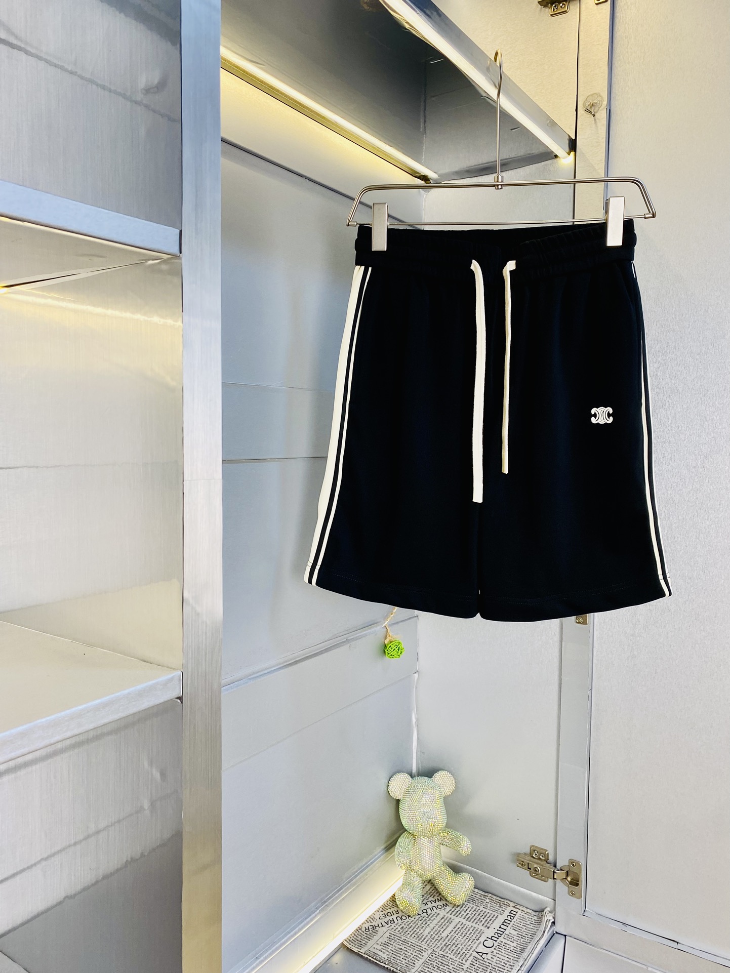 NO:512443,Gospel of Fatty Couple Style 220 pounds to wear Celine Celine is a big recommendation!  The latest version of the 2025 Spring and Summer Essential Counter Series, shorts, beach pants, five-quarter pants, casual pants, high-end customized original hardware, the upper body effect is super positive, the leg lines are fully demonstrated, and the imported quick-drying fabric is provided by all customers. The texture is tight and delicate, the upper body is very comfortable and stylish, and it is extremely practical and versatile, which is very worth buying!  Requested recommendations from old customers!  Number of codes: M-4XL, celine, celine, shorts, alexander wang19860909情侣款胖子福音 220斤可穿 赛琳Celine 重磅推荐！2025春夏必备专柜系列最新款短裤沙滩裤五分裤休闲裤高端订制原版五金 上身效果超正,腿部线条完全得到彰显,全客供进口速干面料 纹理 紧致细腻,上身非常舒适有型,而且极为实穿百搭,非常值得入手！老客户必收推荐！ 码数:M-4XL,,celine,celine,shorts,alexander wang,Men's clothing