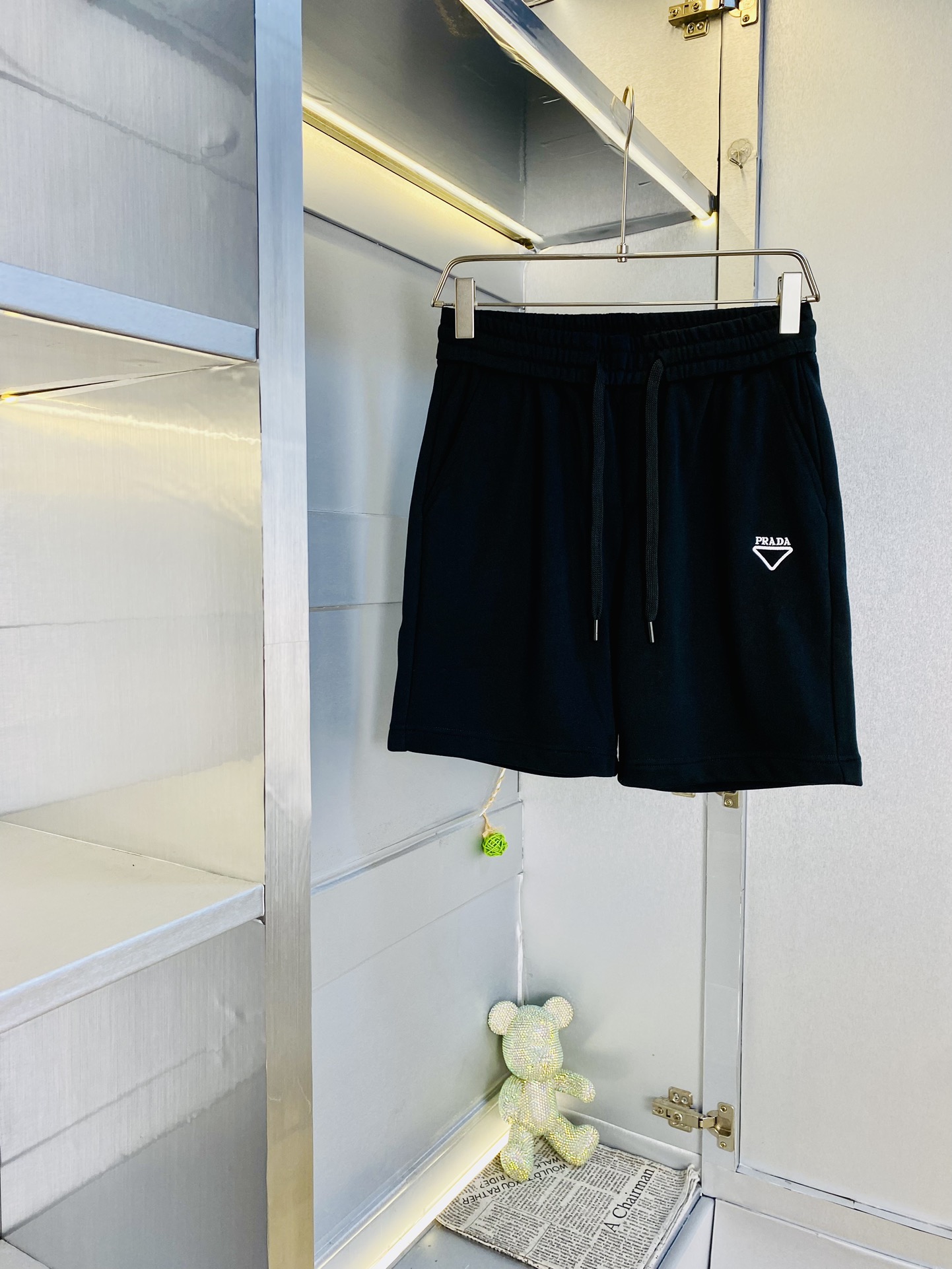 NO:511598,The Gospel of Fatty Couple Style 220 pounds to wear Prada Prada is a big recommendation!  The latest version of the spring and summer essential counter series is shorts, beach pants, five-quarter pants, casual pants, high-end customized original hardware. The upper body has super positive effect and the leg lines are fully demonstrated. The imported quick-drying fabric is provided by all customers. The texture is tight and delicate. The upper body is very comfortable and stylish, and it is extremely practical and versatile, which is very worth buying!  Requested recommendations from old customers!  Number of codes: M-4XL, prada, prada, shorts, alexander wang19860909情侣款胖子福音 220斤可穿 普拉达Prada 重磅推荐！春夏必备专柜系列最新款短裤沙滩裤五分裤休闲裤高端订制原版五金 上身效果超正,腿部线条完全得到彰显,全客供进口速干面料 纹理 紧致细腻,上身非常舒适有型,而且极为实穿百搭,非常值得入手！老客户必收推荐！ 码数:M-4XL,,prada,prada,shorts,alexander wang,Men's clothing