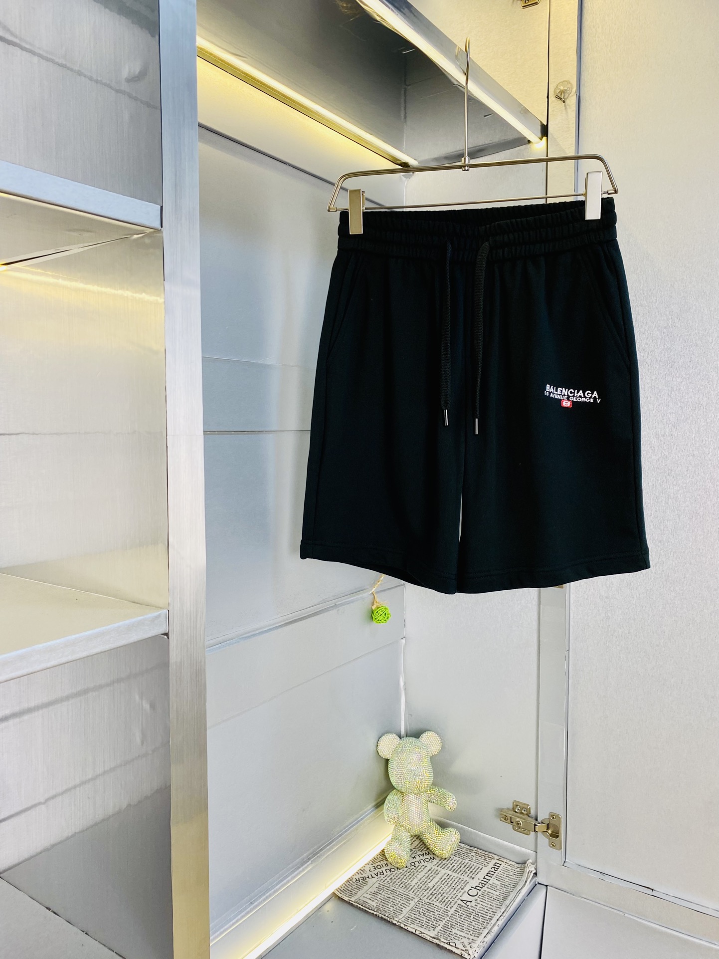 NO:510633,Gospel of Fatty Couple Style, 220 pounds to wear, Balenciaga, a big recommendation!  The latest version of the 2025 Spring and Summer Essential Counter Series, shorts, beach pants, five-quarter pants, casual pants, high-end customized original hardware, the upper body effect is super positive, the leg lines are fully demonstrated, and the imported quick-drying fabric is provided by all customers. The texture is tight and delicate, the upper body is very comfortable and stylish, and it is extremely practical and versatile, which is very worth buying!  Requested recommendations from old customers!  Number of codes: M-4XL, balenciaga, balenciaga, shorts, alexander wang19860909情侣款胖子福音 220斤可穿 巴黎世家Balenciaga 重磅推荐！2025春夏必备专柜系列最新款短裤沙滩裤五分裤休闲裤高端订制原版五金 上身效果超正,腿部线条完全得到彰显,全客供进口速干面料 纹理 紧致细腻,上身非常舒适有型,而且极为实穿百搭,非常值得入手！老客户必收推荐！ 码数:M-4XL,,balenciaga,balenciaga,shorts,alexander wang,Men's clothing