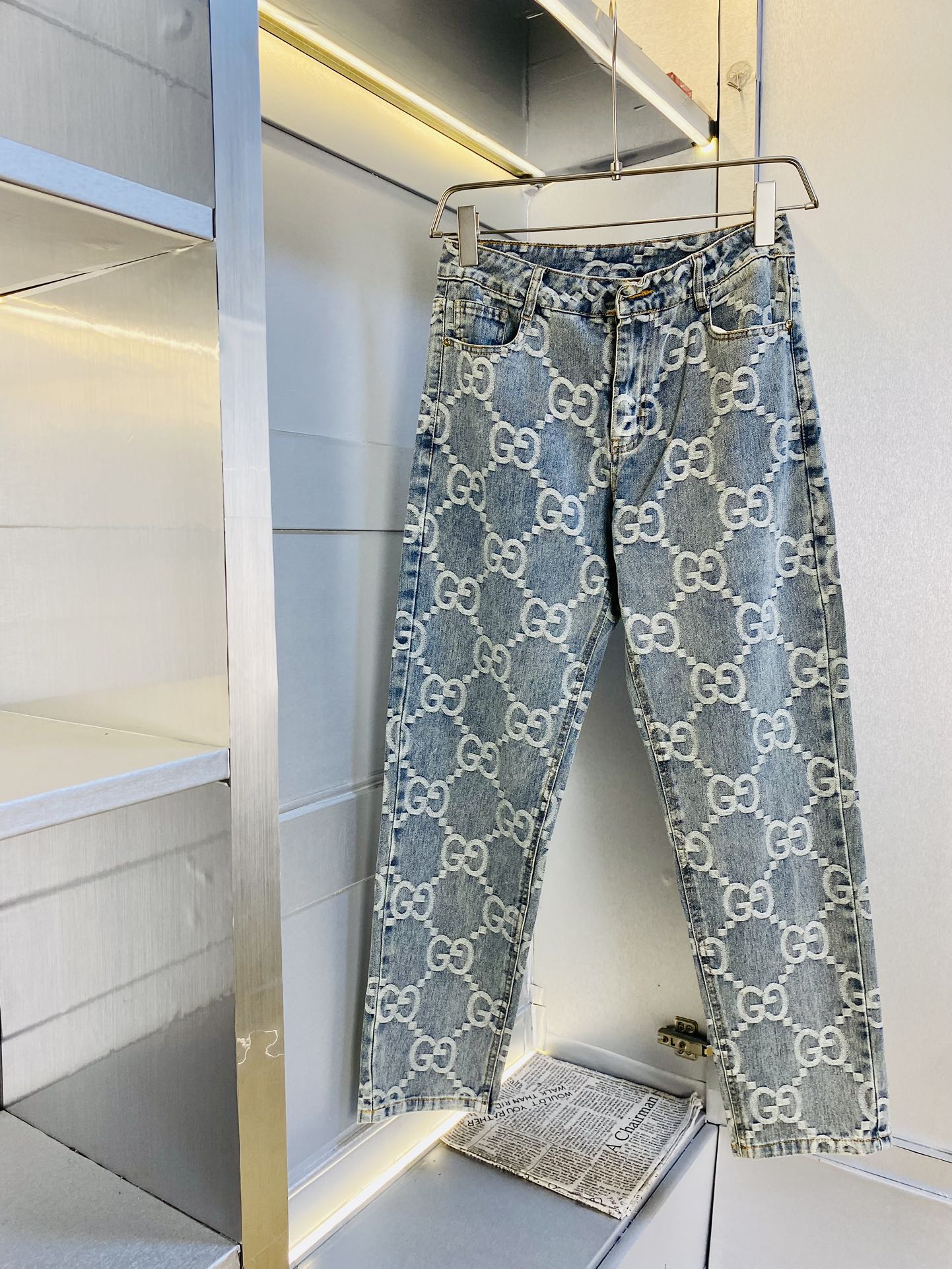 NO:424518,Original single product Gucci new style is available for sale at the same time, fashionable casual pants straight jeans, imported original fabric, comfortable and breathable upper body, top craft hardware accessories. Very high-end, super straight style, fashionable and stylish upper body!  A must-have item in the closet!  Size 30-36, gucci, jeans, alexander wang19860909原单货 古奇Gucci 新款专柜同步有售,时尚休闲裤直筒牛仔裤,进口原版面料,上身舒适透气,顶级工艺五金配饰.档次极高,版型超正,上身时尚有型！衣橱必备单品！尺码30-36,,gucci,jeans,alexander wang,Men's clothing