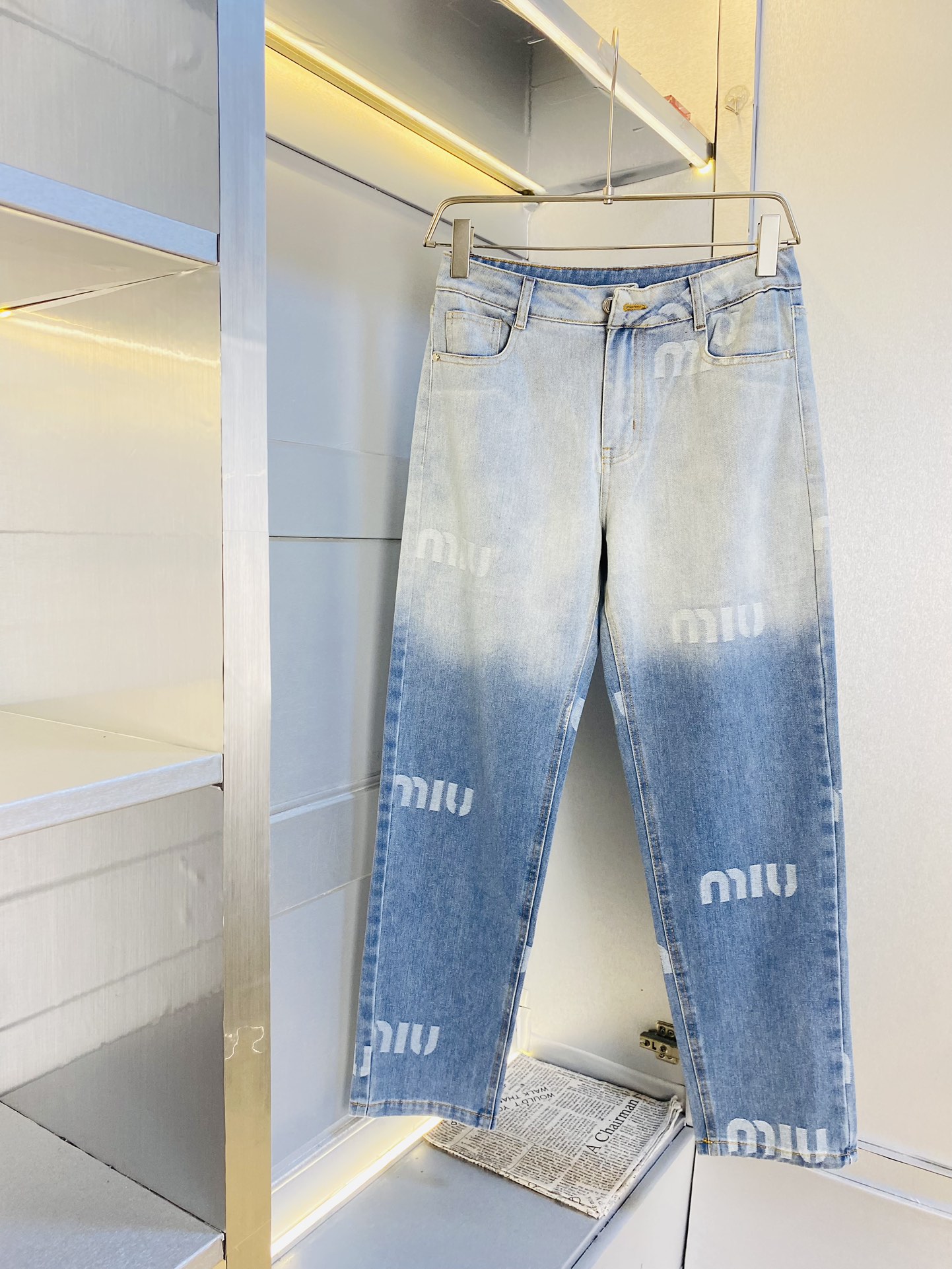 NO:424529,Original single item MiuMiu Miu is available for sale at the same time, fashionable casual pants straight jeans, imported original fabric, comfortable and breathable upper body, top craft hardware accessories. Very high-end, super straight style, fashionable and stylish upper body!  A must-have item in the closet!  Size 30-36, miumiu, jeans, alexander wang19860909原单货 缪缪MiuMiu 新款专柜同步有售,时尚休闲裤直筒牛仔裤,进口原版面料,上身舒适透气,顶级工艺五金配饰.档次极高,版型超正,上身时尚有型！衣橱必备单品！尺码30-36,,miumiu,jeans,alexander wang,Men's clothing