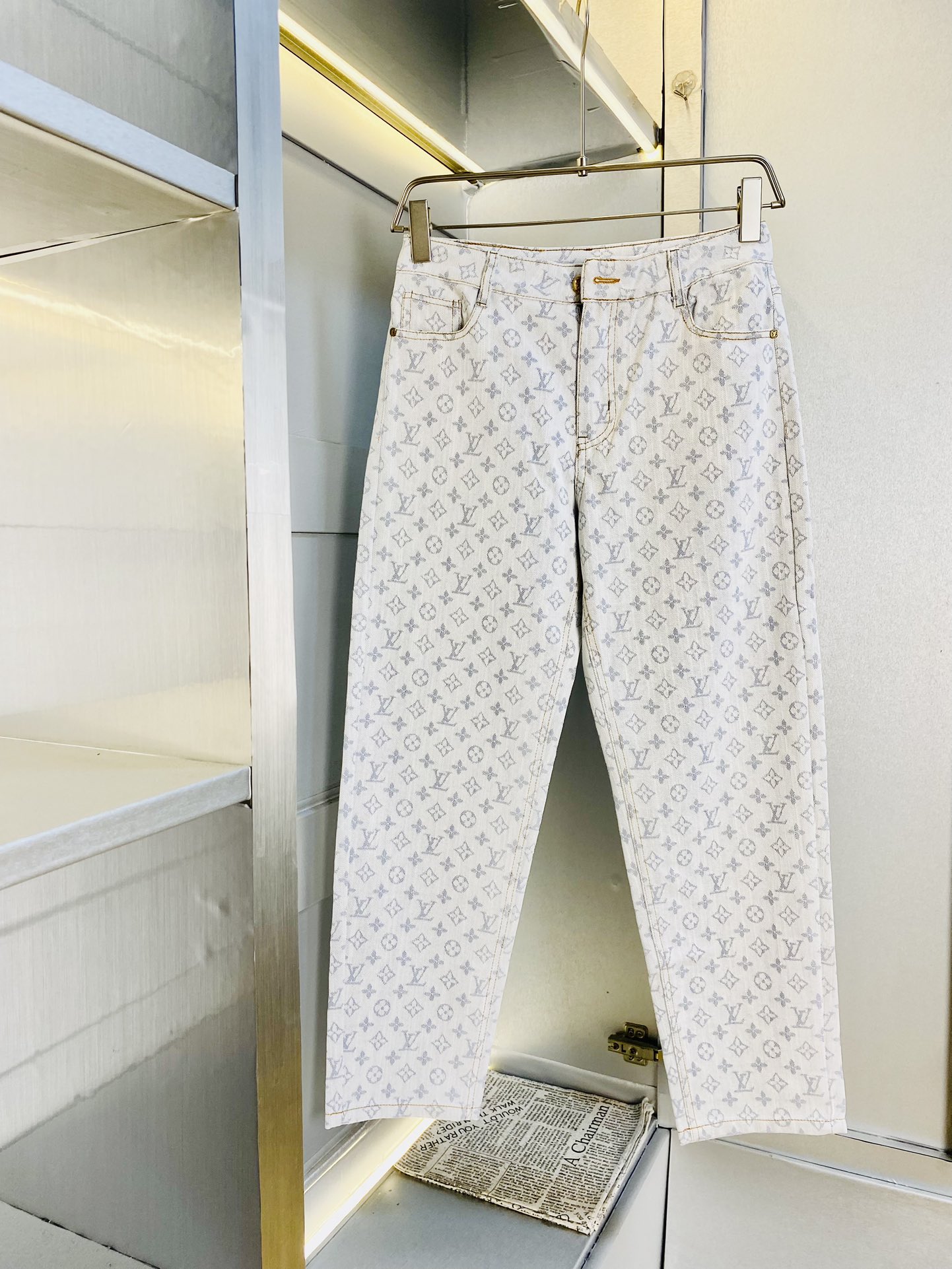 NO:469702,Original order Louis Vuitton Lv new counter is available at the same time, fashionable casual pants straight white jeans, imported original fabric, comfortable and breathable upper body, top craft hardware accessories. Very high-end, super straight style, fashionable and stylish upper body!  A must-have item in the closet!  Size 30-36, louis vuitton,louis vuitton,jeans,alexander wang19860909原单货 路易威登Lv 新款专柜同步有售,时尚休闲裤直筒白色牛仔裤,进口原版面料,上身舒适透气,顶级工艺五金配饰.档次极高,版型超正,上身时尚有型！衣橱必备单品！尺码30-36,,louis vuitton,louis vuitton,jeans,alexander wang,Men's clothing