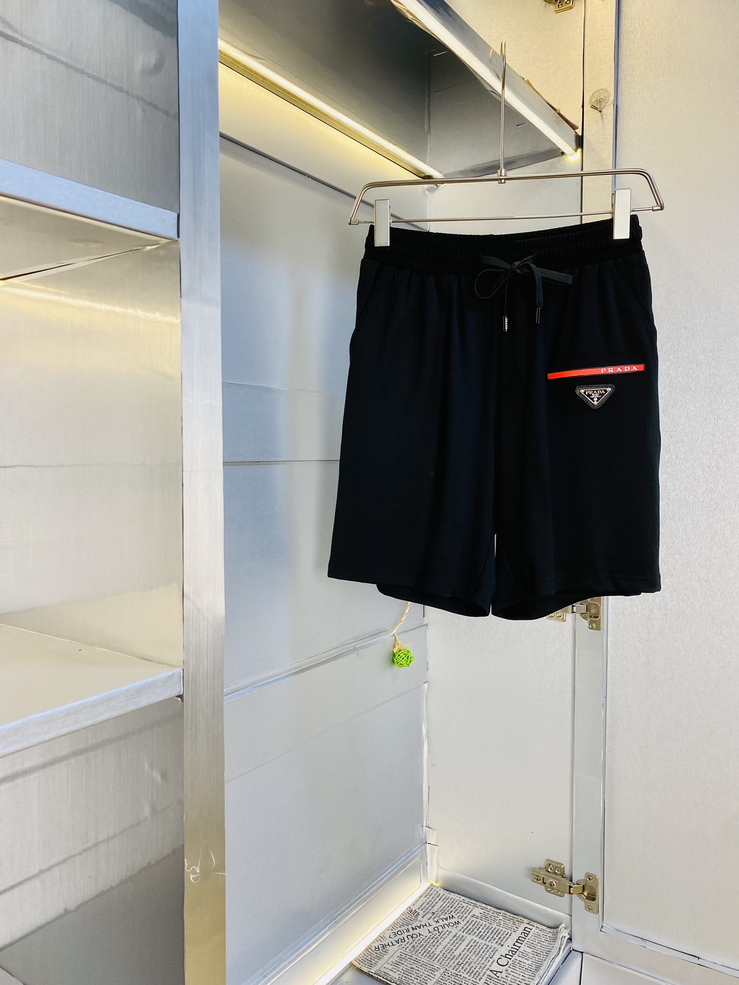 NO:427247,The Gospel of Fatty Couple Style 220 pounds to wear Prada Prada is a big recommendation!  The latest summer essential counter series of shorts, beach pants, five-quarter pants, casual pants, high-end customized original hardware. The upper body effect is super positive, the leg lines are fully demonstrated. The imported quick-drying fabric is provided by all customers. The texture is tight and delicate. The upper body is very comfortable and stylish, and it is extremely practical and versatile, which is very worth buying!  Requested recommendations from old customers!  Number of codes: M-4XL, prada, prada, shorts, alexander wang19860909情侣款胖子福音 220斤可穿 普拉达Prada 重磅推荐！夏季夏款必备专柜系列最新款短裤沙滩裤五分裤休闲裤高端订制原版五金 上身效果超正,腿部线条完全得到彰显,全客供进口速干面料 纹理 紧致细腻,上身非常舒适有型,而且极为实穿百搭,非常值得入手！老客户必收推荐！ 码数:M-4XL,,prada,prada,shorts,alexander wang,Men's clothing