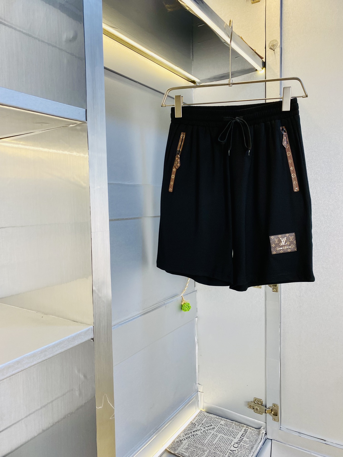 NO:449379,The gospel of the couple's fat man, 220 pounds to wear, Louis Vuitton Lv, a big recommendation!  The latest version of the 2025 summer essential counter series, shorts, beach pants, five-quarter pants, casual pants, high-end customized original hardware, the upper body effect is super positive, the leg lines are fully demonstrated, and the imported quick-drying fabric is provided by all customers. The texture is tight and delicate, the upper body is very comfortable and stylish, and it is extremely practical and versatile, which is very worth buying!  Requested recommendations from old customers!  Number of codes: M-4XL, louis vuitton,louis vuitton, shorts,alexander wang19860909情侣款胖子福音 220斤可穿 路易威登Lv 重磅推荐！2025夏季夏款必备专柜系列最新款短裤沙滩裤五分裤休闲裤高端订制原版五金 上身效果超正,腿部线条完全得到彰显,全客供进口速干面料 纹理 紧致细腻,上身非常舒适有型,而且极为实穿百搭,非常值得入手！老客户必收推荐！ 码数:M-4XL,,louis vuitton,louis vuitton,shorts,alexander wang,Men's clothing