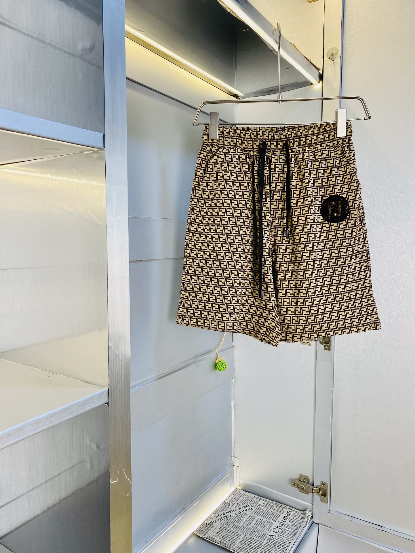 NO:454043,Gospel of Fatty Couple Style 220 pounds to wear Fendi Fendi Recommended!  The latest summer essential counter series of shorts, beach pants, five-quarter pants, casual pants, high-end customized original hardware. The upper body effect is super positive, the leg lines are fully demonstrated. The imported quick-drying fabric is provided by all customers. The texture is tight and delicate. The upper body is very comfortable and stylish, and it is extremely practical and versatile, which is very worth buying!  Requested recommendations from old customers!  Number of codes: M-4XL, fendi, fendi, shorts, alexander wang19860909情侣款胖子福音 220斤可穿 芬迪Fendi 重磅推荐！夏季夏款必备专柜系列最新款短裤沙滩裤五分裤休闲裤高端订制原版五金 上身效果超正,腿部线条完全得到彰显,全客供进口速干面料 纹理 紧致细腻,上身非常舒适有型,而且极为实穿百搭,非常值得入手！老客户必收推荐！ 码数:M-4XL,,fendi,fendi,shorts,alexander wang,Men's clothing