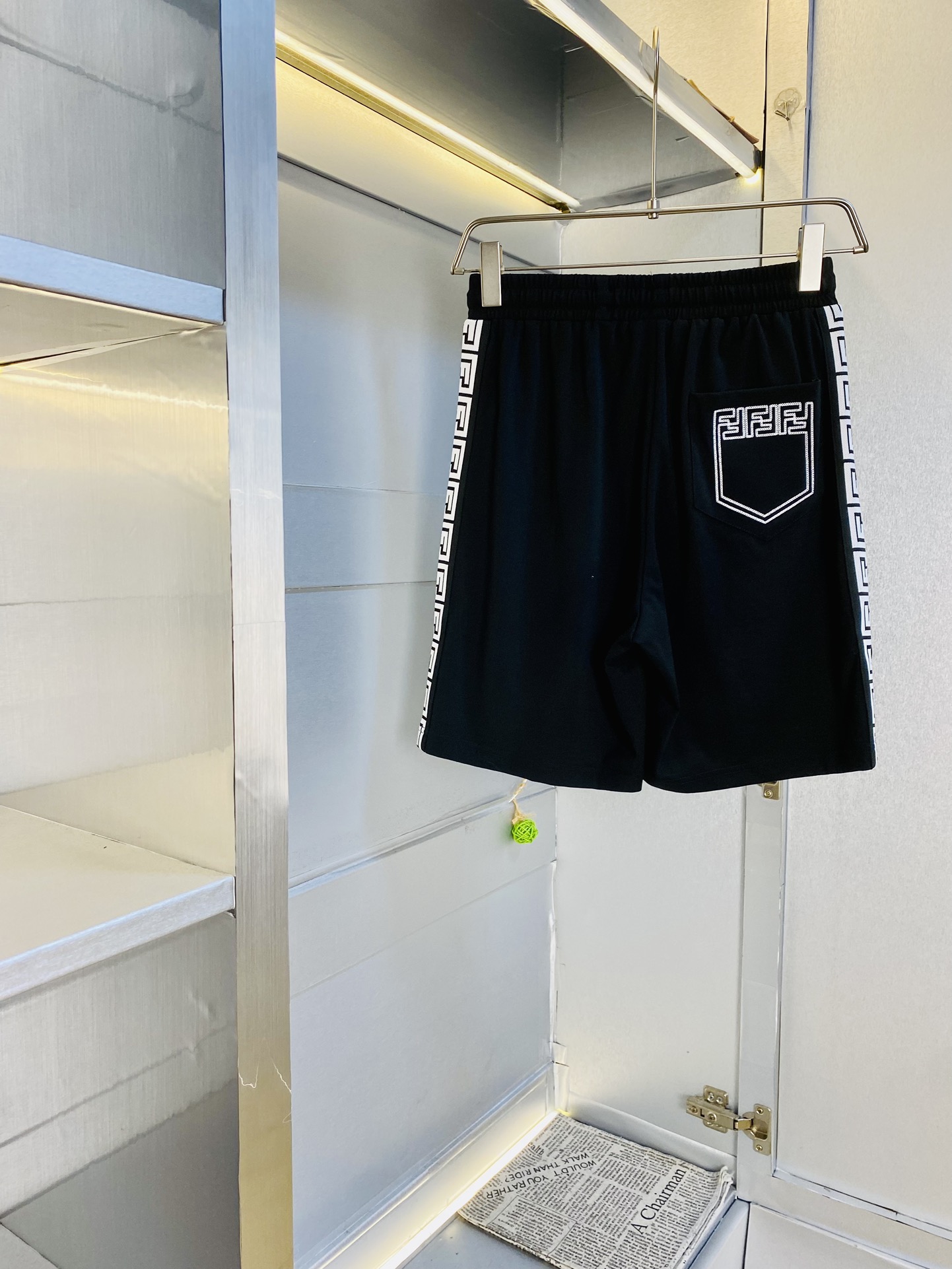 NO:449383,Gospel of Fatty Couple Style 220 pounds to wear Fendi Fendi Recommended!  The latest version of the 2025 summer essential counter series, shorts, beach pants, five-quarter pants, casual pants, high-end customized original hardware, the upper body effect is super positive, the leg lines are fully demonstrated, and the imported quick-drying fabric is provided by all customers. The texture is tight and delicate, the upper body is very comfortable and stylish, and it is extremely practical and versatile, which is very worth buying!  Requested recommendations from old customers!  Number of codes: M-4XL, fendi, fendi, shorts, alexander wang19860909情侣款胖子福音 220斤可穿 芬迪Fendi 重磅推荐！2025夏季夏款必备专柜系列最新款短裤沙滩裤五分裤休闲裤高端订制原版五金 上身效果超正,腿部线条完全得到彰显,全客供进口速干面料 纹理 紧致细腻,上身非常舒适有型,而且极为实穿百搭,非常值得入手！老客户必收推荐！ 码数:M-4XL,,fendi,fendi,shorts,alexander wang,Men's clothing