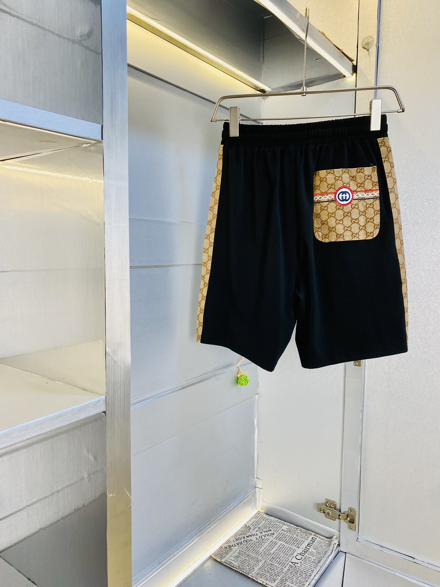 NO:449395,Gospel of Fatty Couple Style, 220 pounds to wear, Gucci, a big recommendation!  The latest version of the 2025 summer essential counter series, shorts, beach pants, five-quarter pants, casual pants, high-end customized original hardware, the upper body effect is super positive, the leg lines are fully demonstrated, and the imported quick-drying fabric is provided by all customers. The texture is tight and delicate, the upper body is very comfortable and stylish, and it is extremely practical and versatile, which is very worth buying!  Requested recommendations from old customers!  Code count: M-4XL, gucci, shorts, alexander wang19860909情侣款胖子福音 220斤可穿 古奇Gucci 重磅推荐！2025夏季夏款必备专柜系列最新款短裤沙滩裤五分裤休闲裤高端订制原版五金 上身效果超正,腿部线条完全得到彰显,全客供进口速干面料 纹理 紧致细腻,上身非常舒适有型,而且极为实穿百搭,非常值得入手！老客户必收推荐！ 码数:M-4XL,,gucci,shorts,alexander wang,Men's clothing