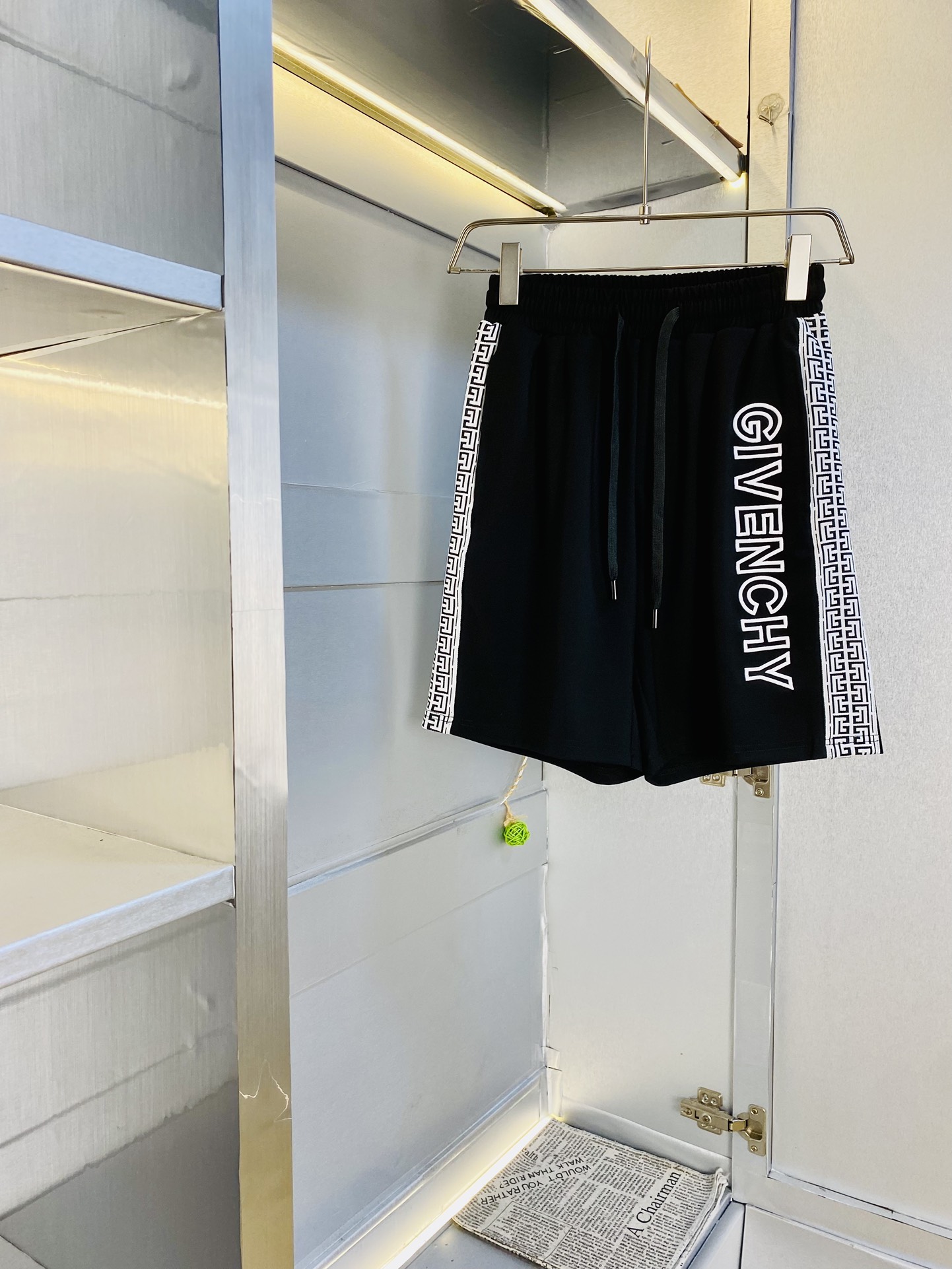 NO:427252,Gospel of Fatty Couple Style, 220 pounds to wear, Givenchy Givenchy’s heavy recommendation!  The latest summer essential counter series of shorts, beach pants, five-quarter pants, casual pants, high-end customized original hardware. The upper body effect is super positive, the leg lines are fully demonstrated. The imported quick-drying fabric is provided by all customers. The texture is tight and delicate. The upper body is very comfortable and stylish, and it is extremely practical and versatile, which is very worth buying!  Requested recommendations from old customers!  Number of codes: M-4XL, given, given, given, shorts, alexander wang19860909情侣款胖子福音 220斤可穿 纪梵希Givenchy重磅推荐！夏季夏款必备专柜系列最新款短裤沙滩裤五分裤休闲裤高端订制原版五金 上身效果超正,腿部线条完全得到彰显,全客供进口速干面料 纹理 紧致细腻,上身非常舒适有型,而且极为实穿百搭,非常值得入手！老客户必收推荐！ 码数:M-4XL,,givenchy,givenchy,shorts,alexander wang,Men's clothing