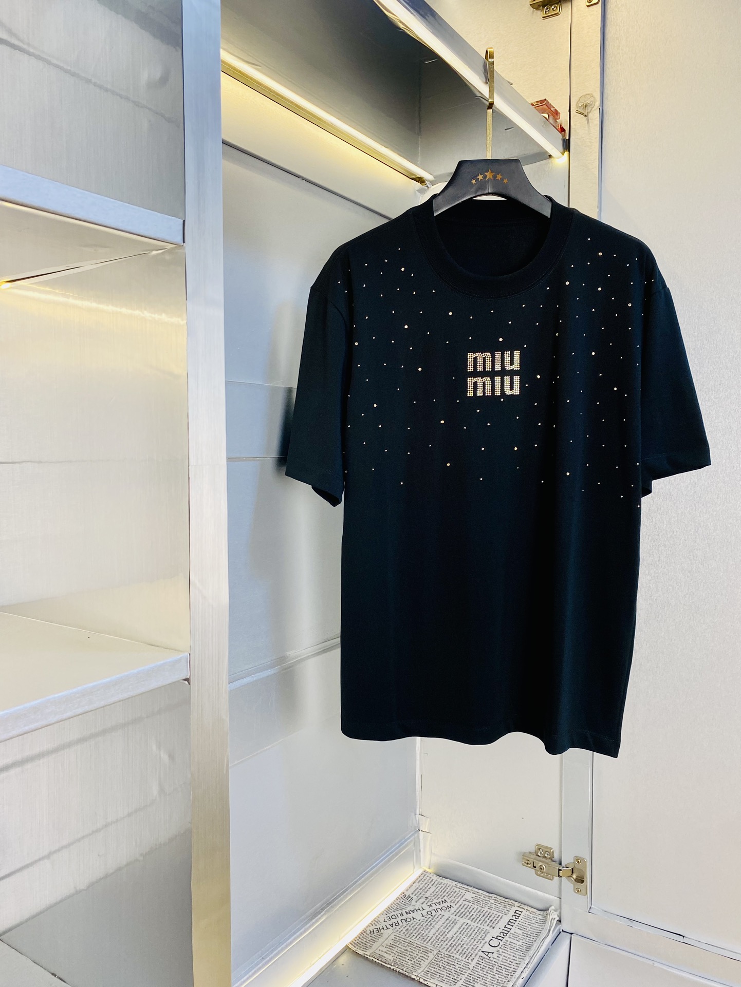 NO:513754,Wear 210 kilograms original order!  Gospel of Fatty, couple outfit MiuMiu Miu, original single quality, latest 2025 short-sleeved T-shirt, five-point mid-sleeved, selected counter customized top-grade cotton imported fabric with original wash mark!  Complete three standards, all the details are perfectly 1-to-1 reproduction, restore the authenticity 100% original hardware, high-end customized auxiliary materials, original factory original standards, excellent upper body effect!  M-3XL (175/130 catties M), miumiu, T-shirt,tees, t-shirt,alexander wang19860909穿210斤 原单货！胖子福音 情侣装缪缪MiuMiu 原单品质 2025最新款 短袖T恤 五分袖中袖 精选专柜订制顶级纯棉进口面料 带原版洗水唛！三标齐全 所有细节做工完美1比1复刻 还原正品百分百 原版五金 高端订制辅料 原厂原标 上身效果超赞！码数偏大M-3XL(175/130斤穿M),,miumiu,T-shirt,tees，t-shirt,alexander wang,Men's clothing