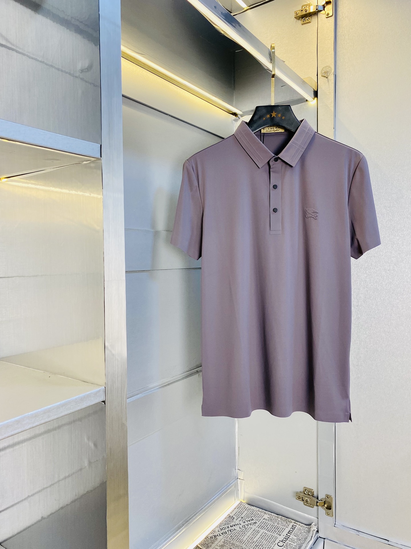 NO:513757,The original order can be worn 220 kilograms. Burberry Burberry Original order quality. The latest 2025 model. Men's lapel short-sleeved T-shirt with high-end printed workmanship!  Selected counters to customize the top-grade double mercerized bead flooring fabric. All details are perfectly crafted and replicated 100% authentic. Original hardware, high-end customized auxiliary materials, original factory original standard, excellent upper body effect!  Code number M-4XL, burberry, burberry, T-shirt, tees, t-shirt, alexander wang19860909原单货可穿220斤 巴宝莉Burberry 原单品质 2025最新款 男装翻领短袖T恤 高级印花做工！精选专柜订制顶级双丝光珠地棉进口面料 所有细节做工完美1比1复刻 还原正品百分百 原版五金 高端订制辅料 原厂原标 上身效果超赞！码数M-4XL,,burberry,burberry,T-shirt,tees，t-shirt,alexander wang,Men's clothing